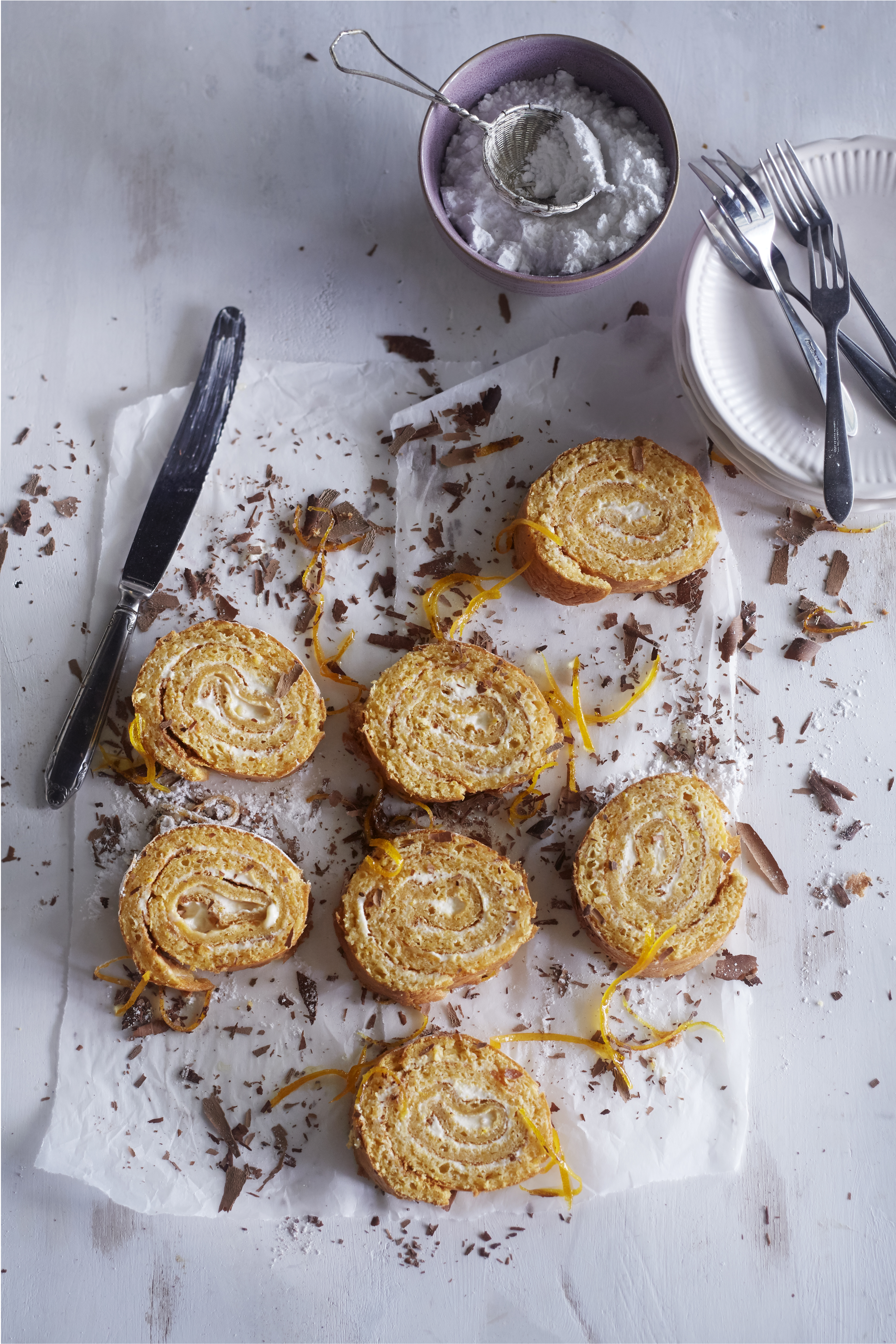 Zwitserse rol met wortel en romige sinaasappelvulling