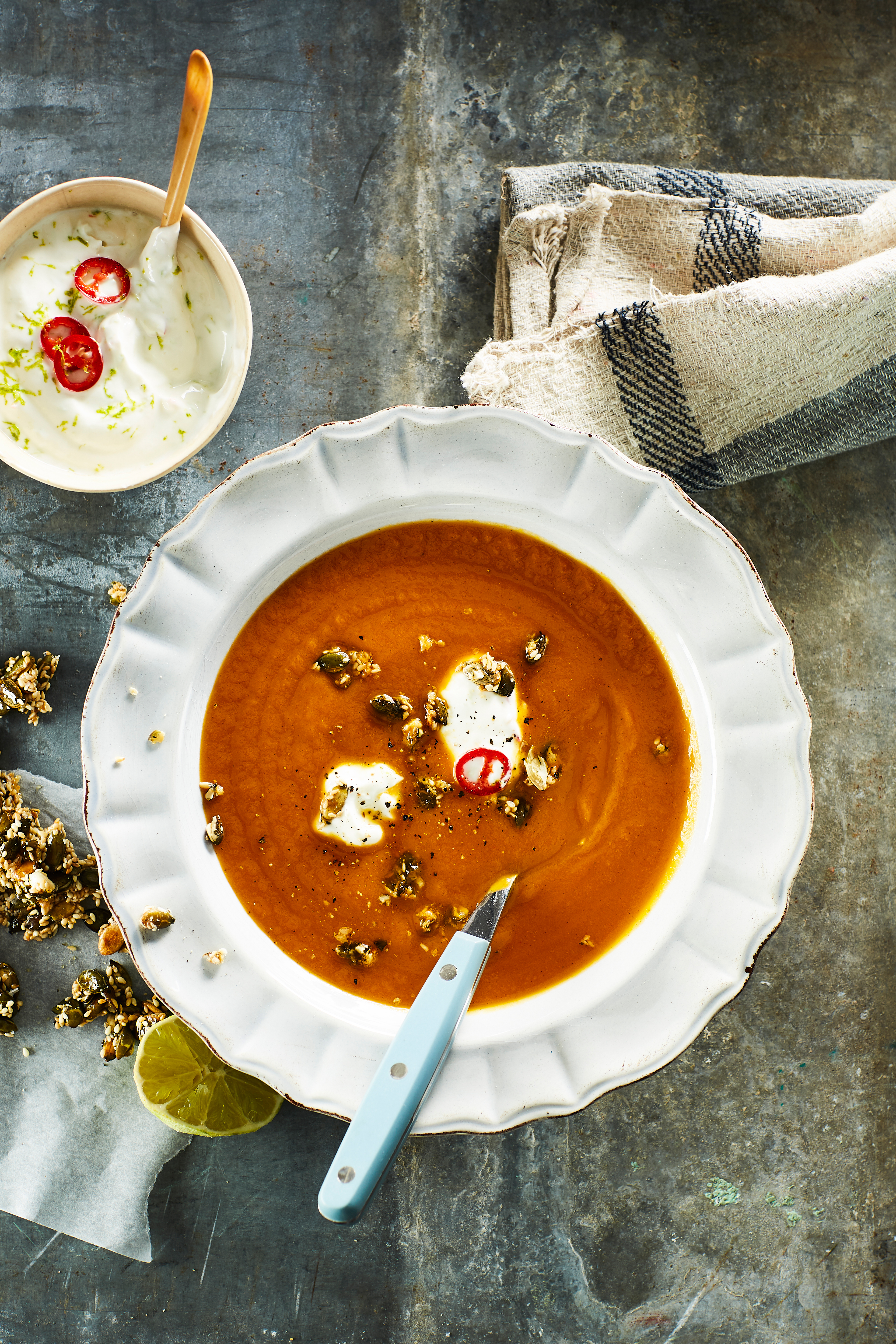Zoete-aardappelsoep met pompoenpitten en sesam