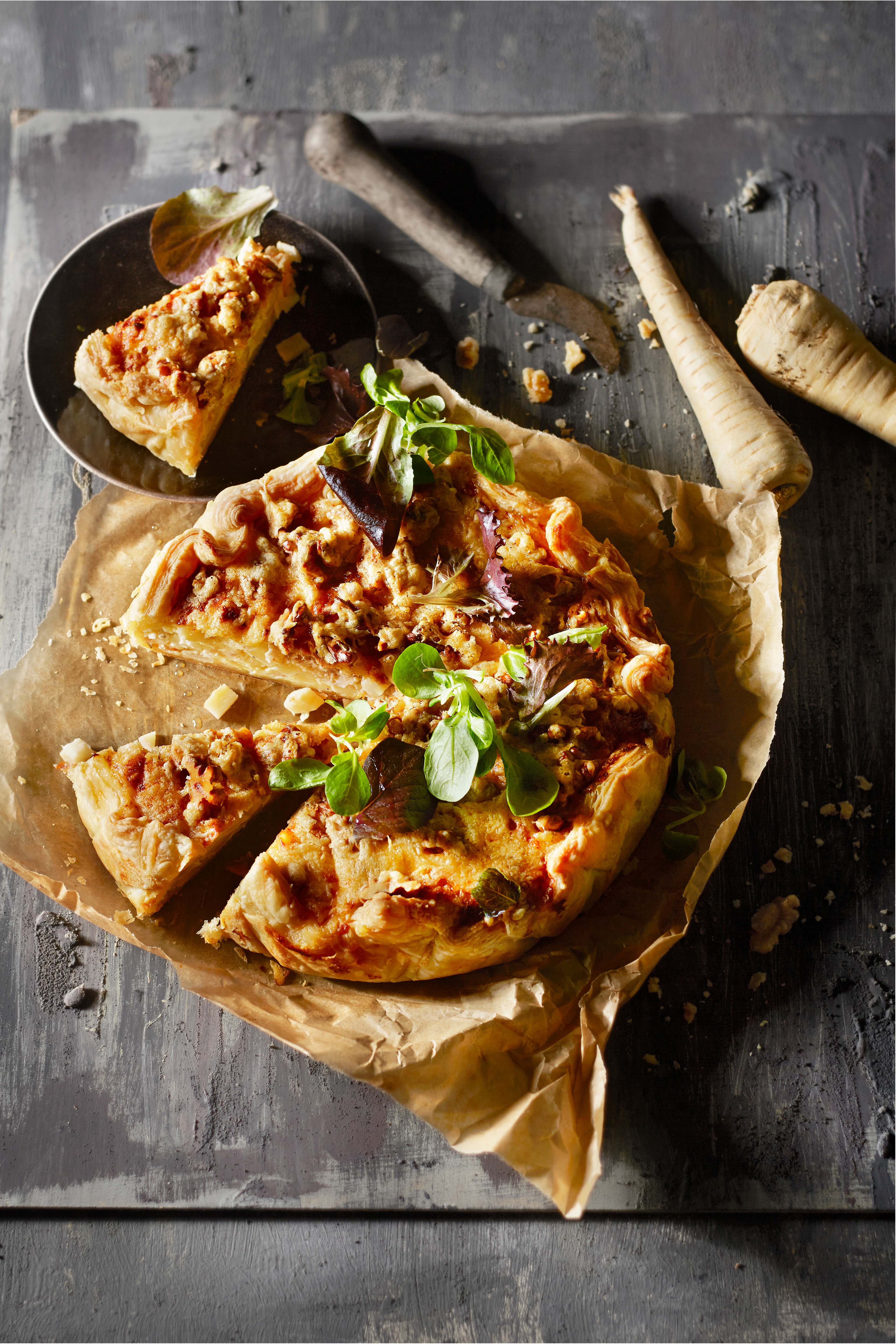 Pastinaaktaart met walnoten en oude kaas