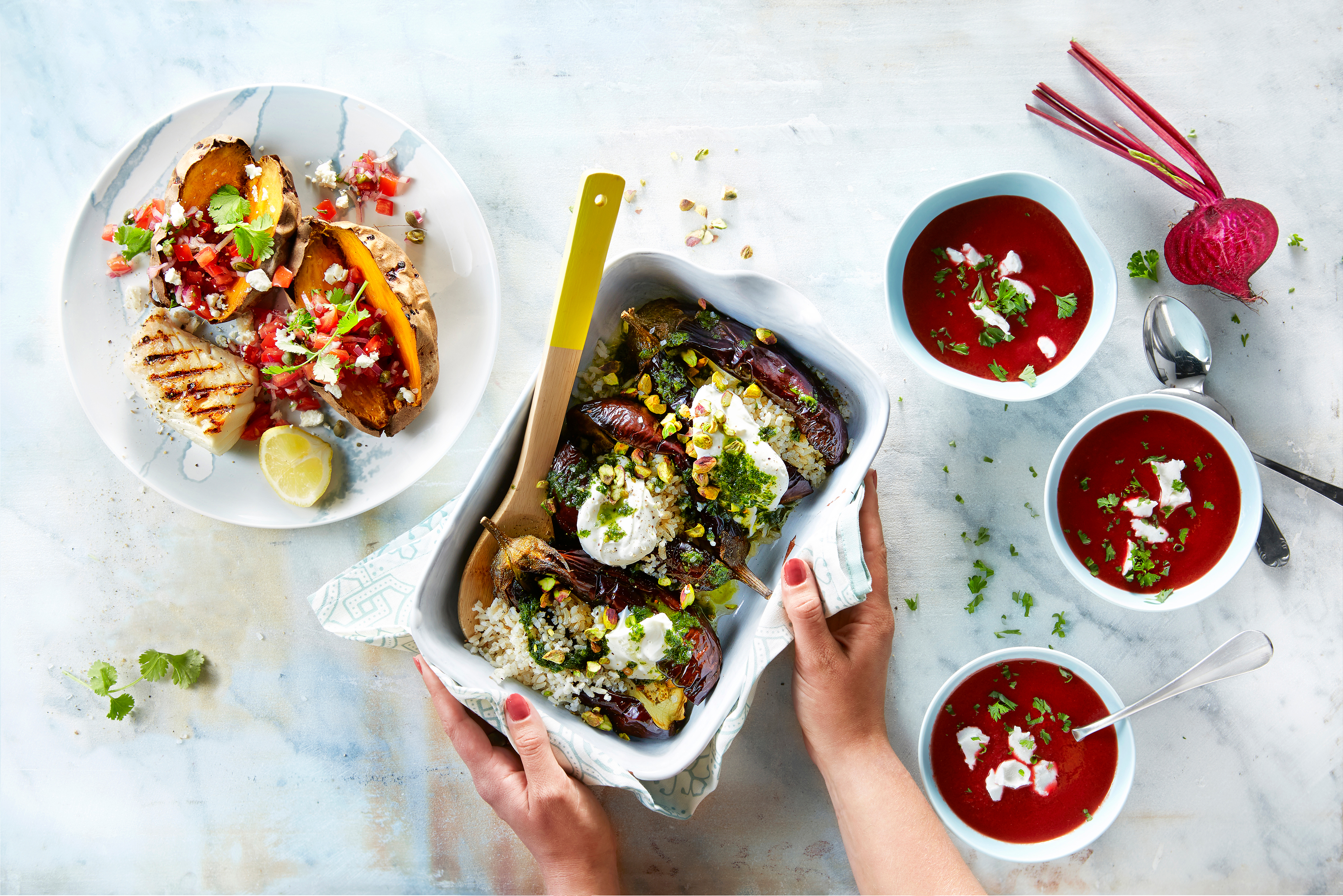 Gepofte aubergine met yoghurt en kruidenolie