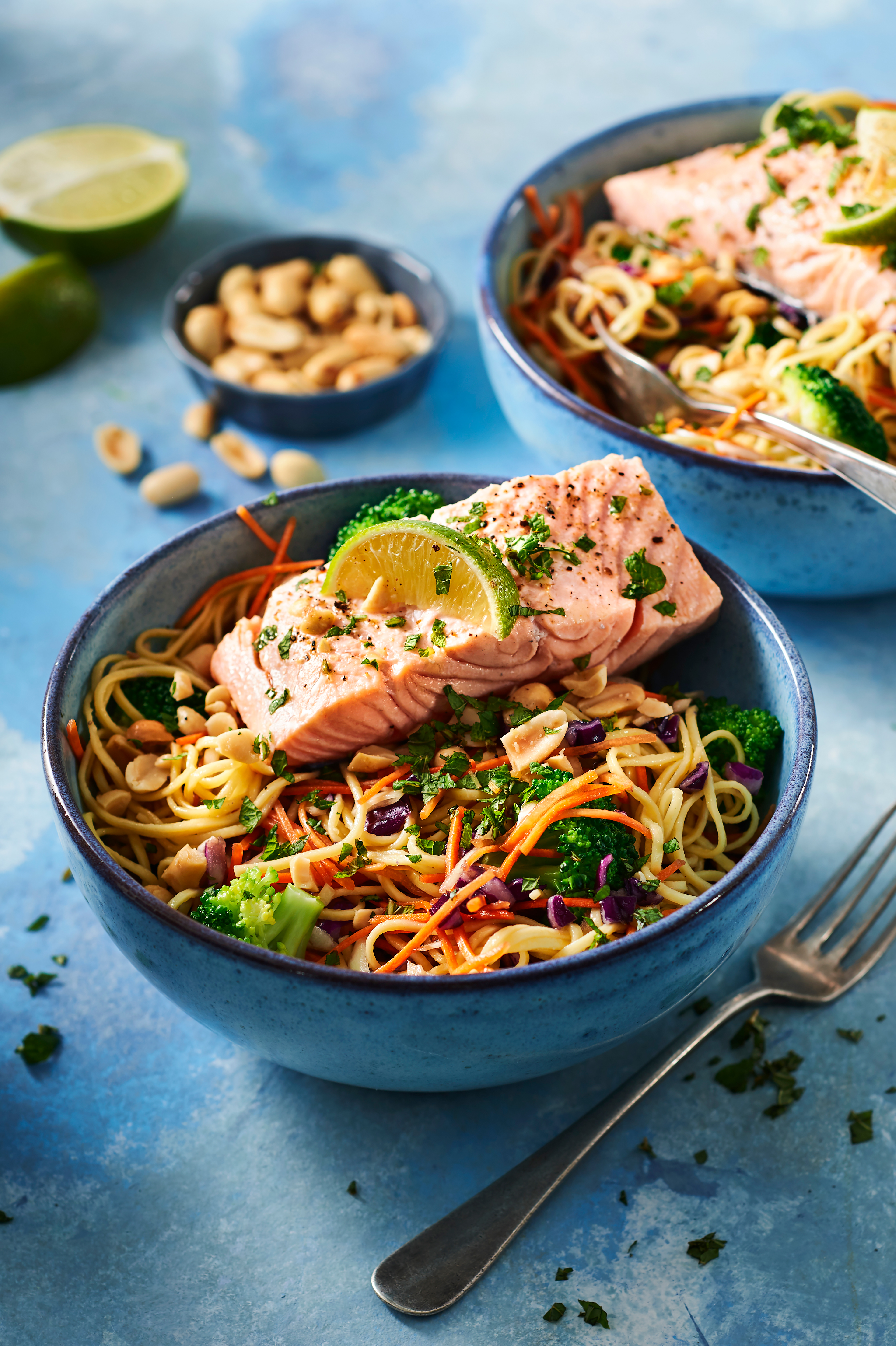 Oosterse koolsalade met mie en gepocheerde zalm