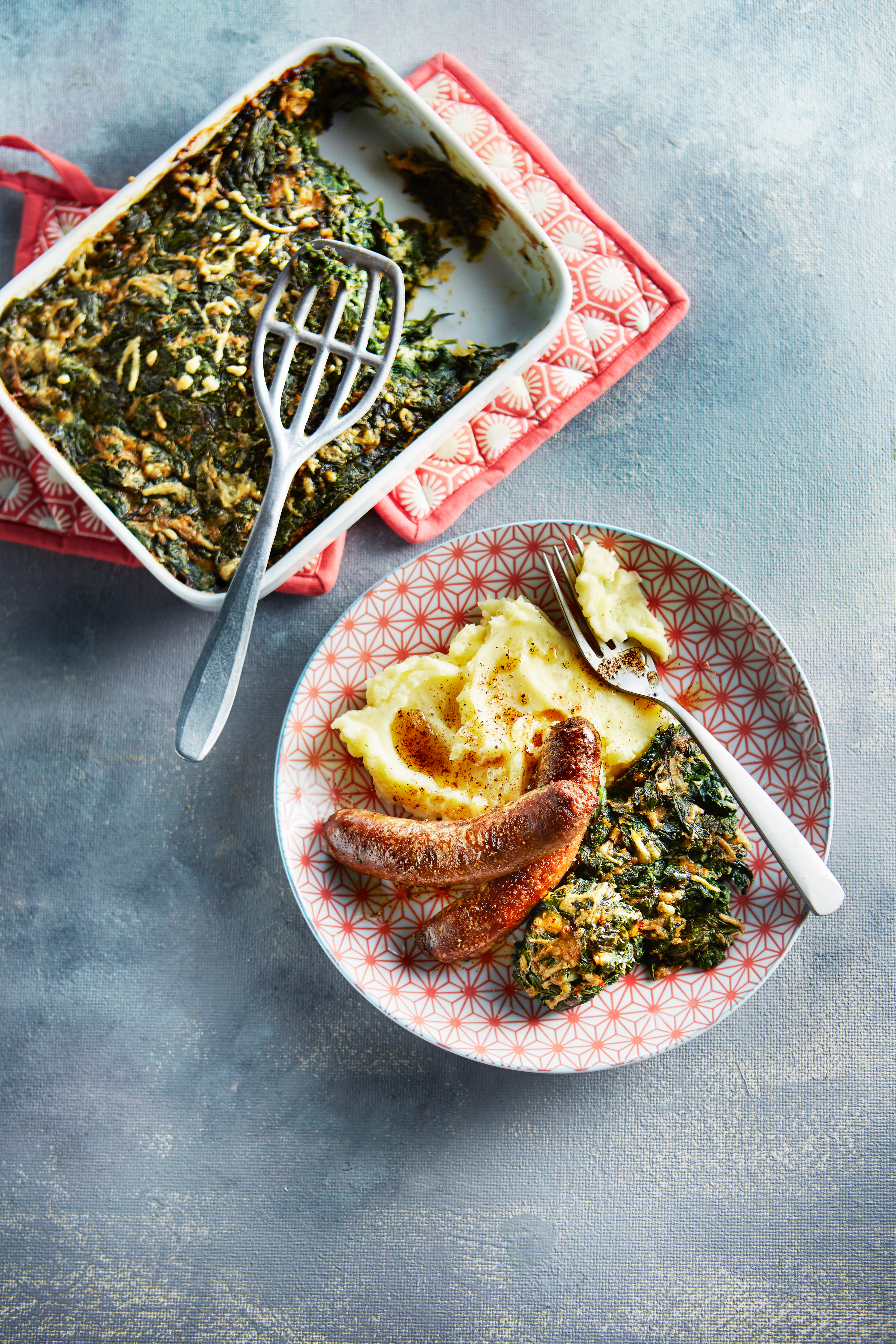 Spinaziegratin met aardappelpuree en saucijsjes