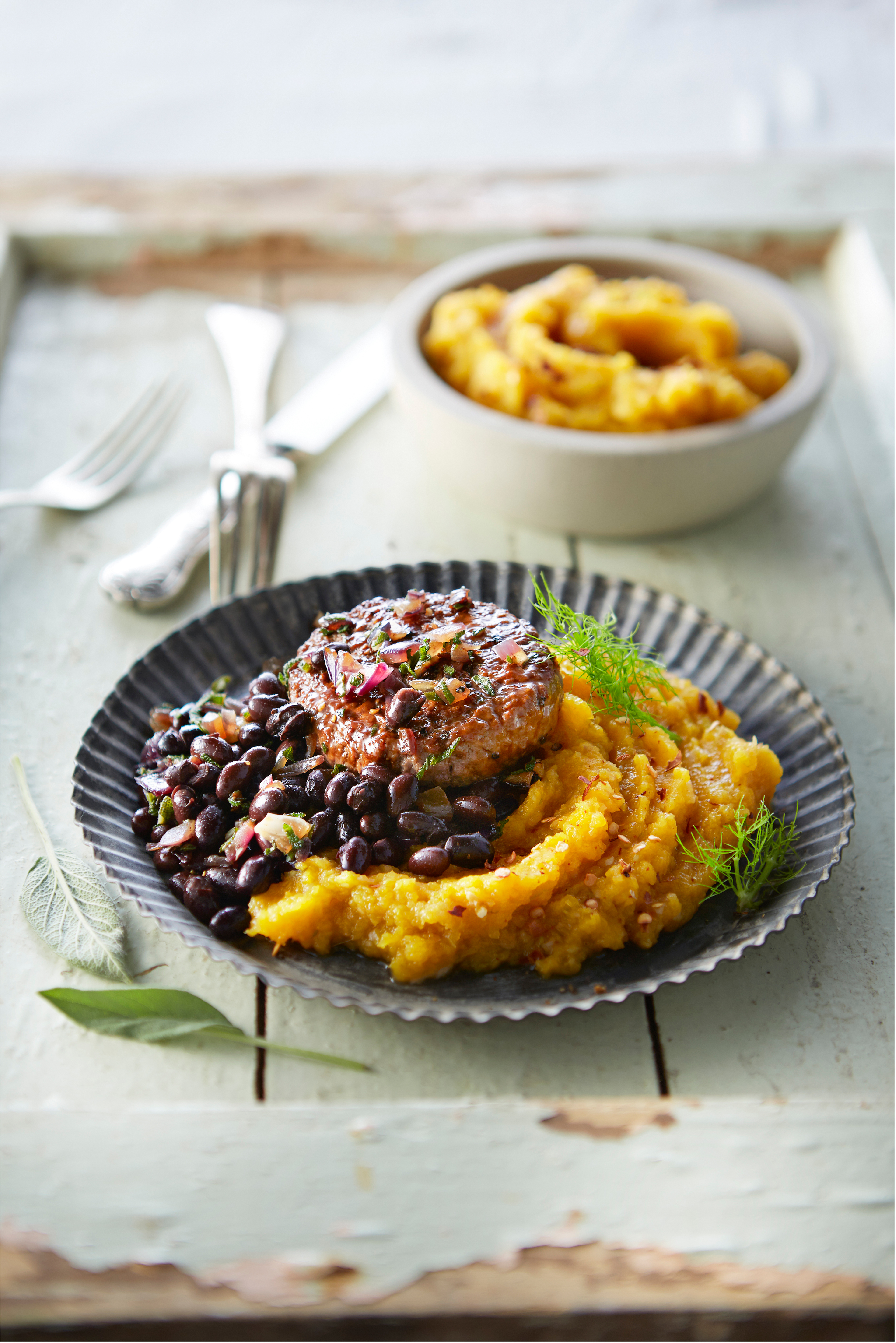 Venkel-prei-pompoenpuree met zwarte bonen en tartaar