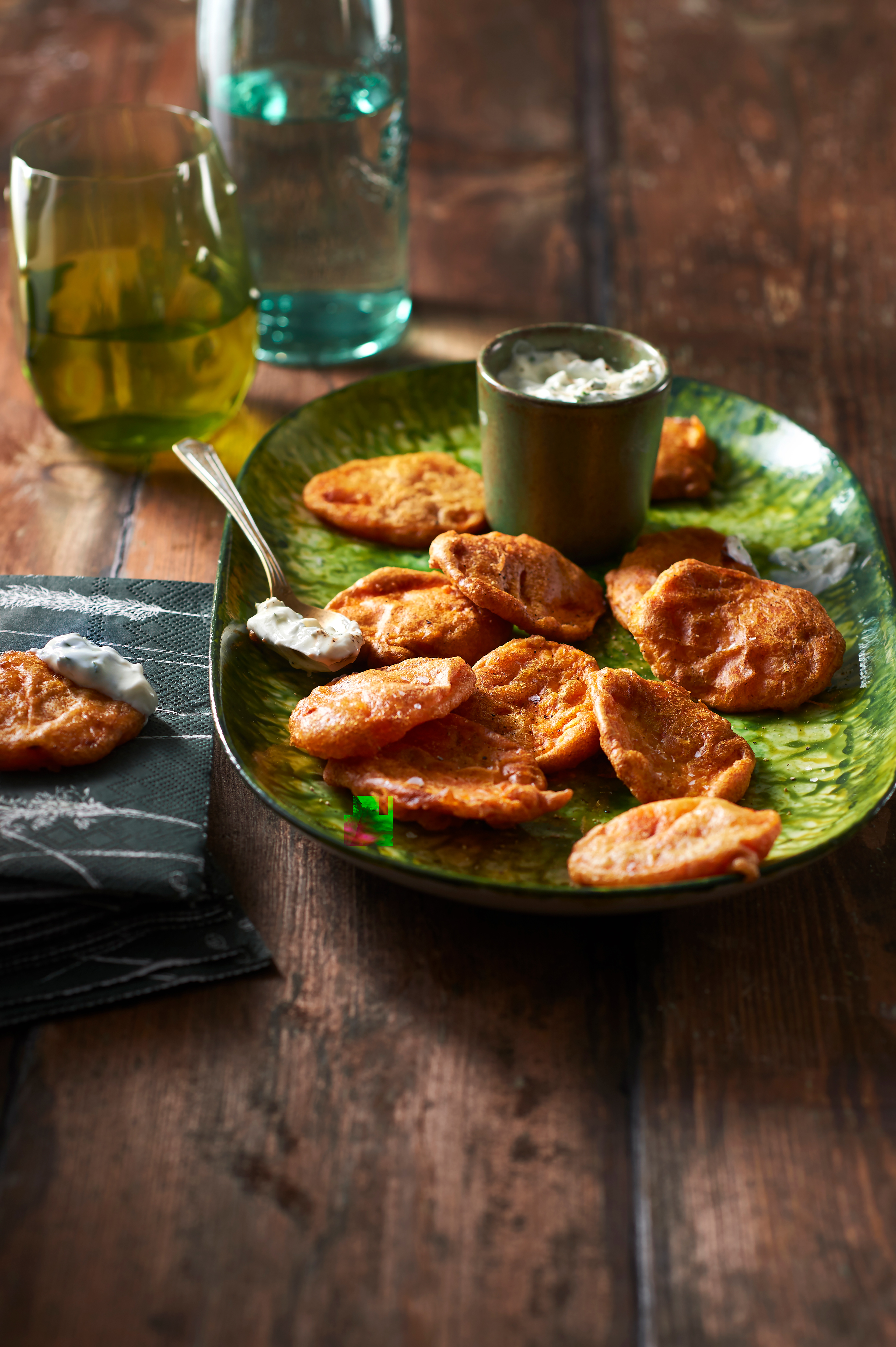 Zoete-aardappelbeignets met kerrie en yoghurtdip