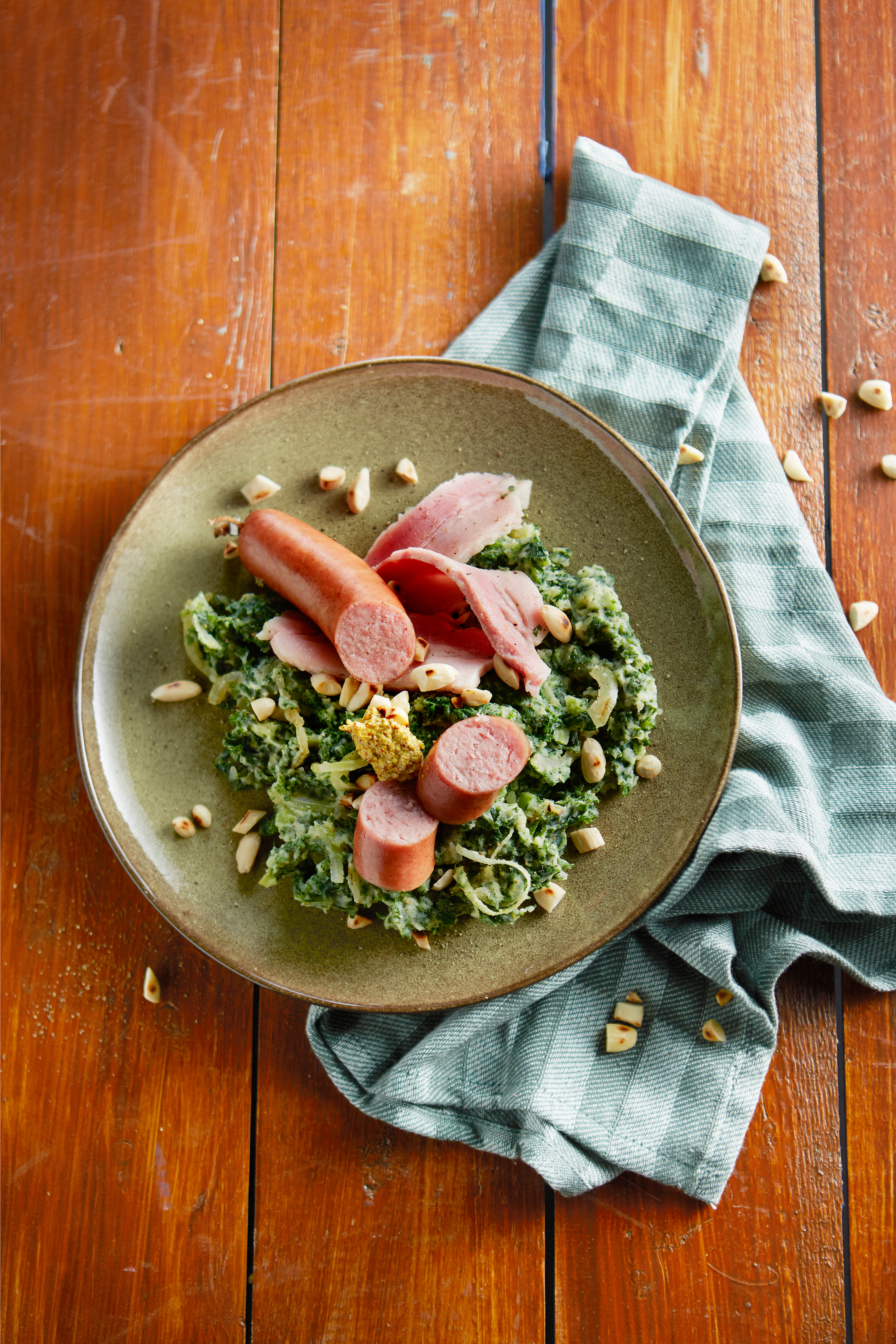 Boerenkool met worst, spek en amandel