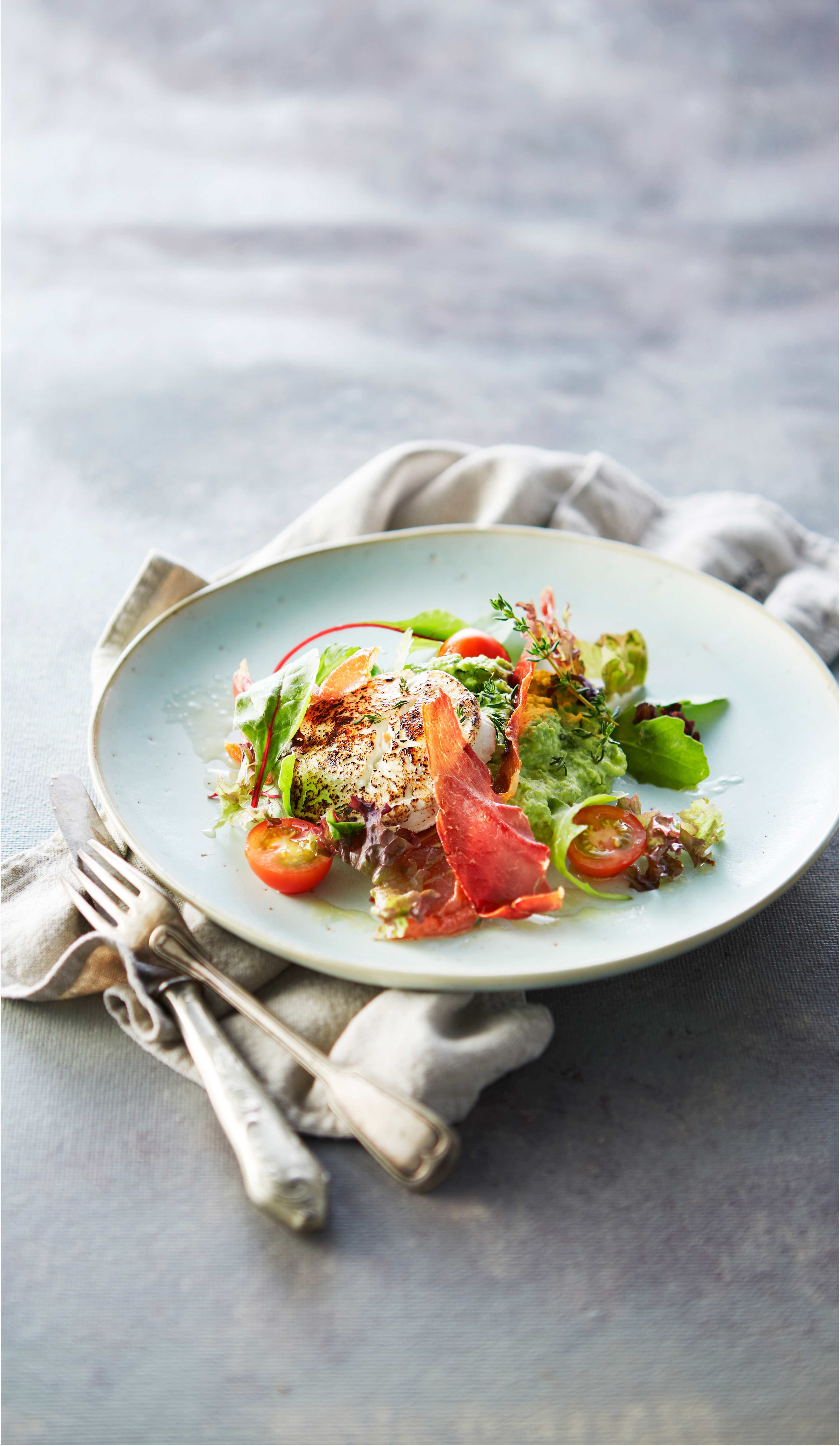 Doperwten-limoen-muntpuree met geitenkaas en rauwe ham