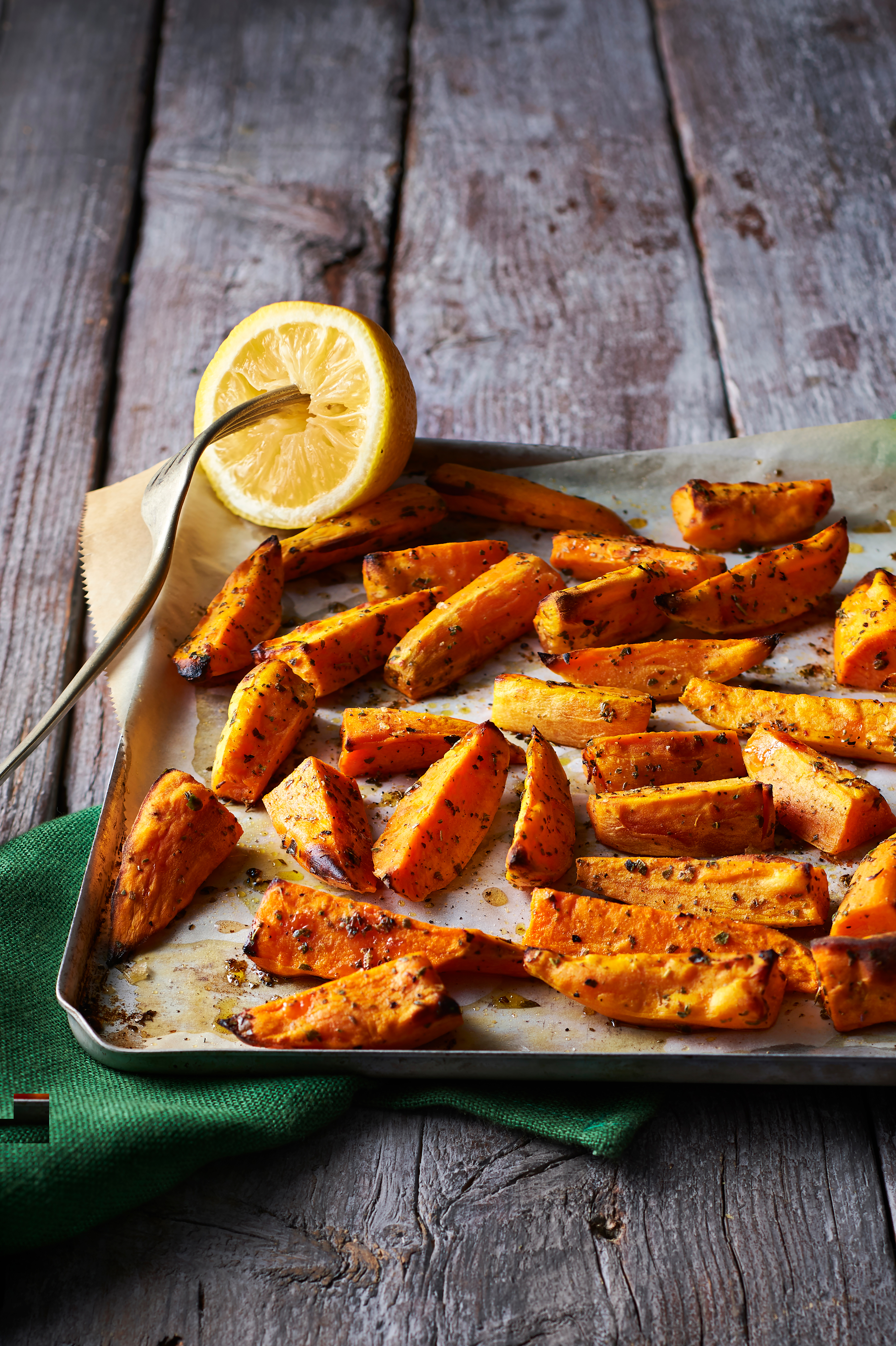 Zoete-aardappelwedges uit de oven met oregano en citroen