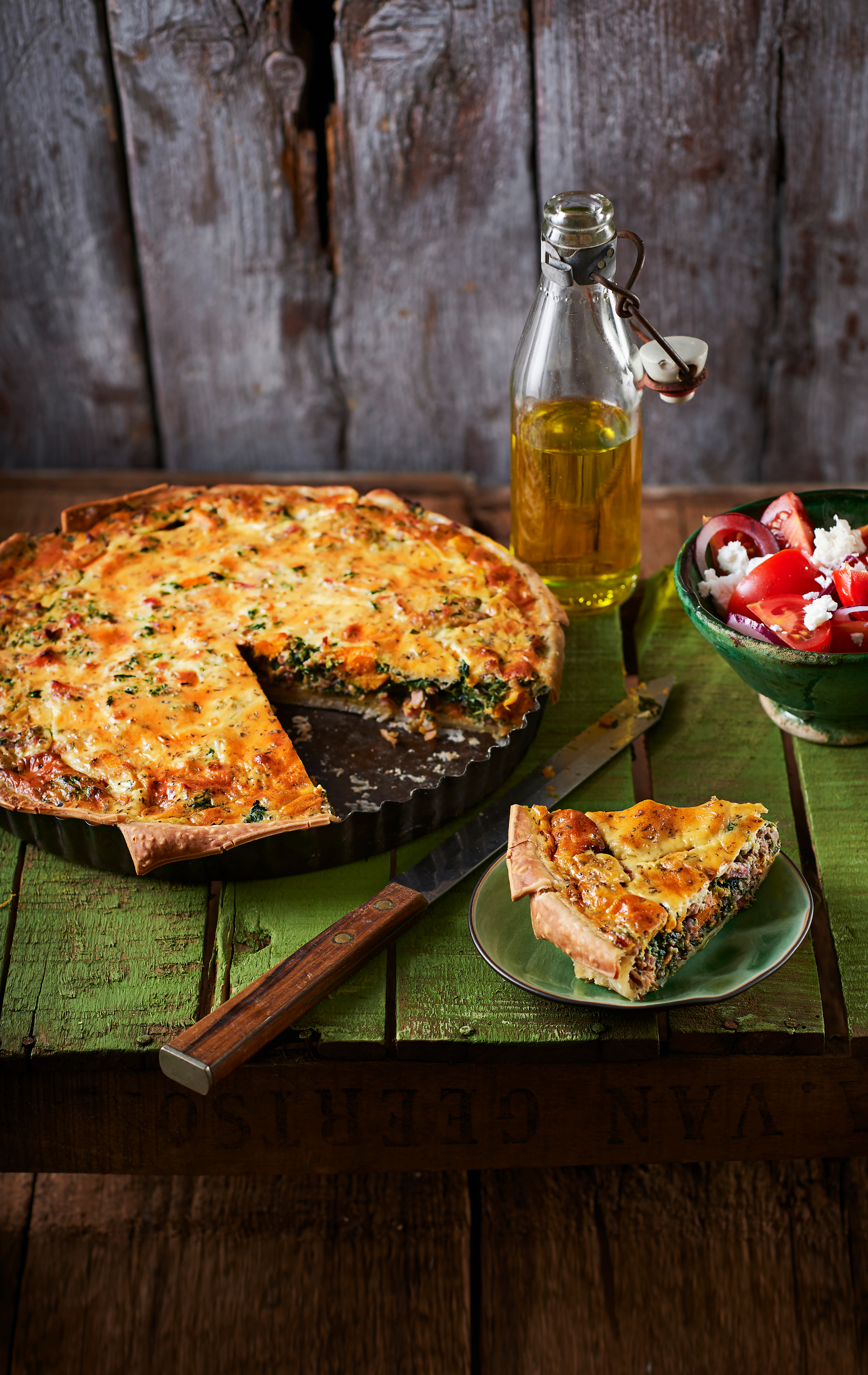 Hartige taart met zoete aardappel, rauwe ham en spinazie