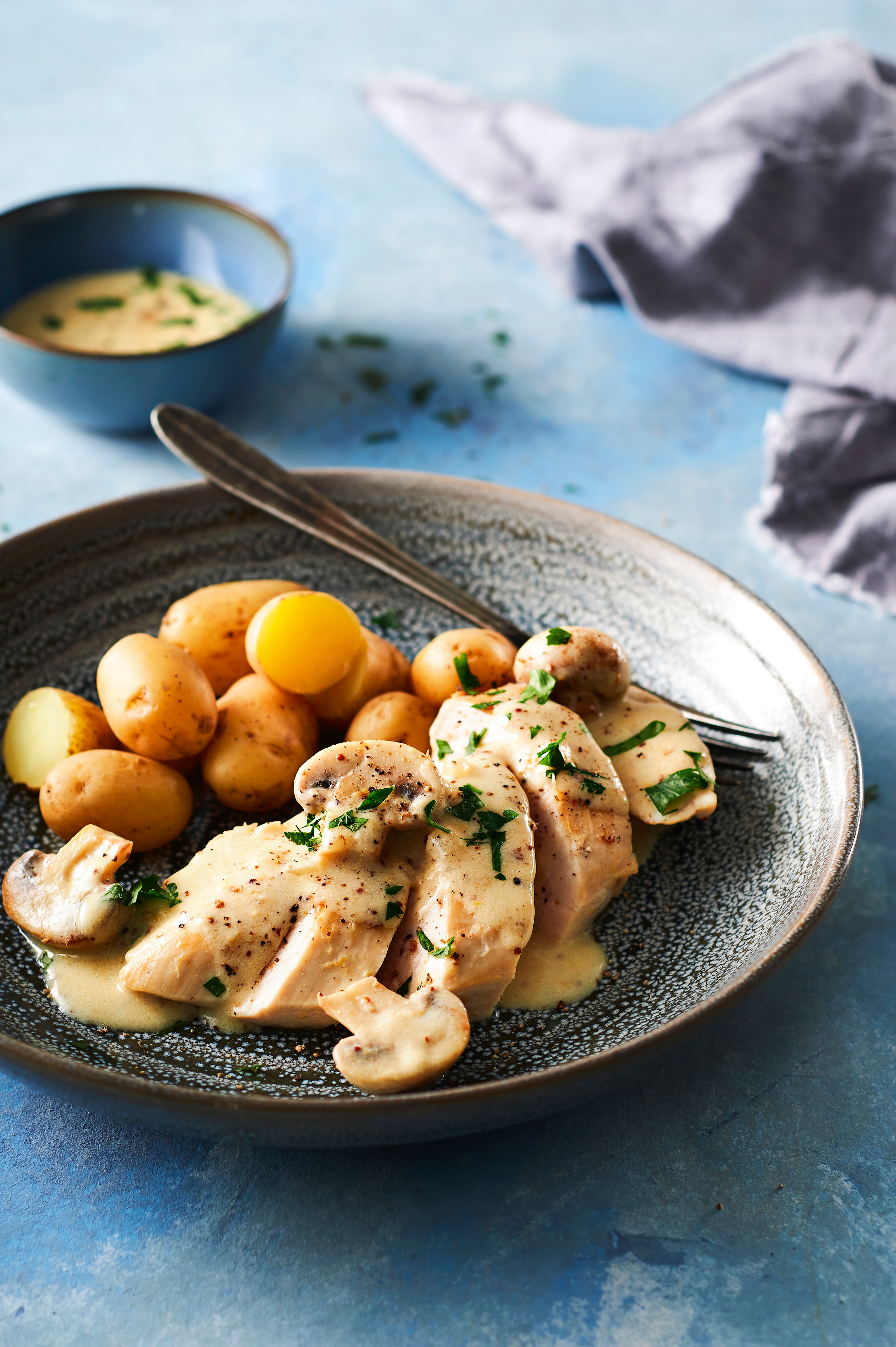 Kip in romige mosterdsaus