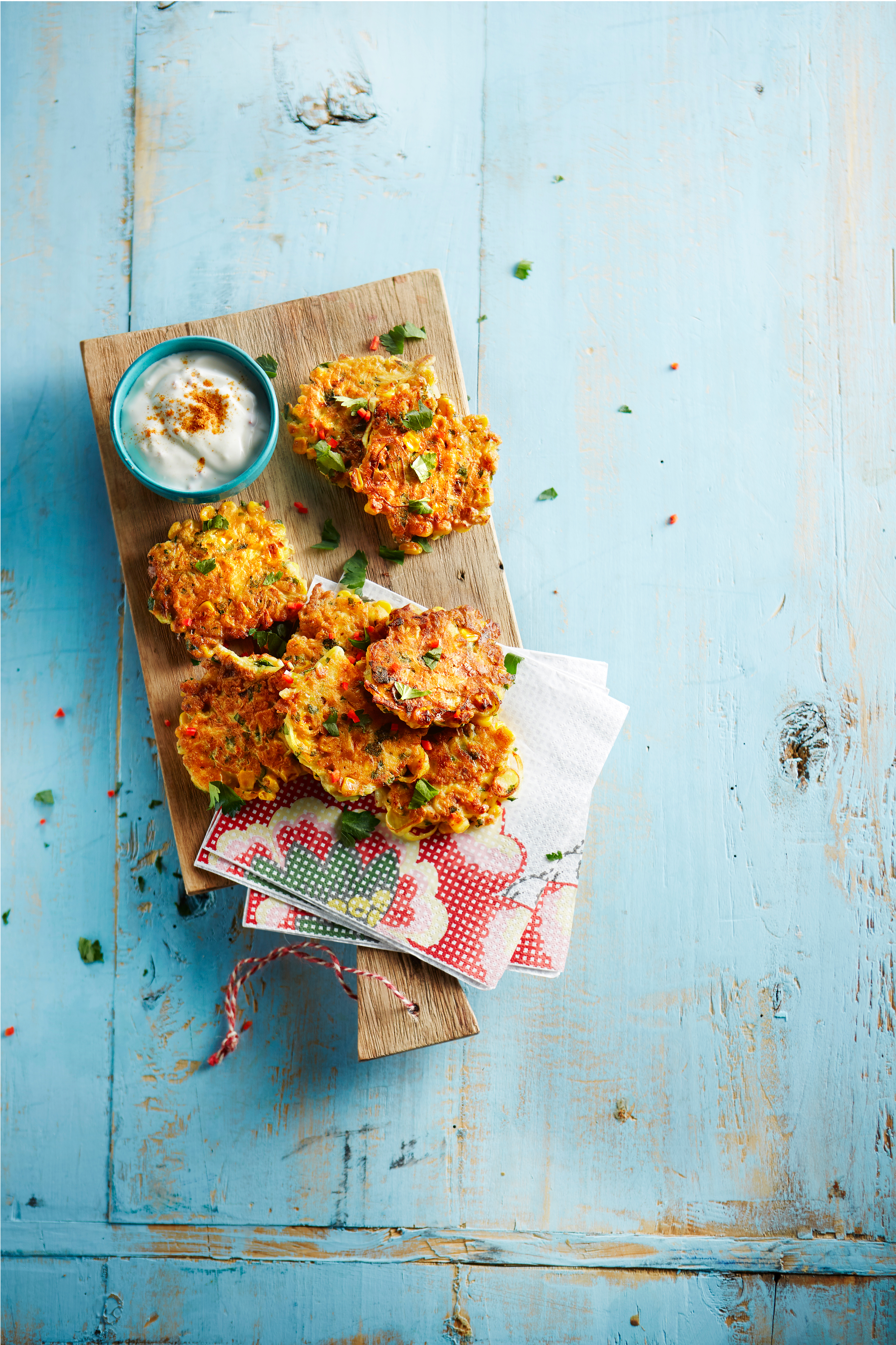 Oosterse maiskoekjes met chilidip