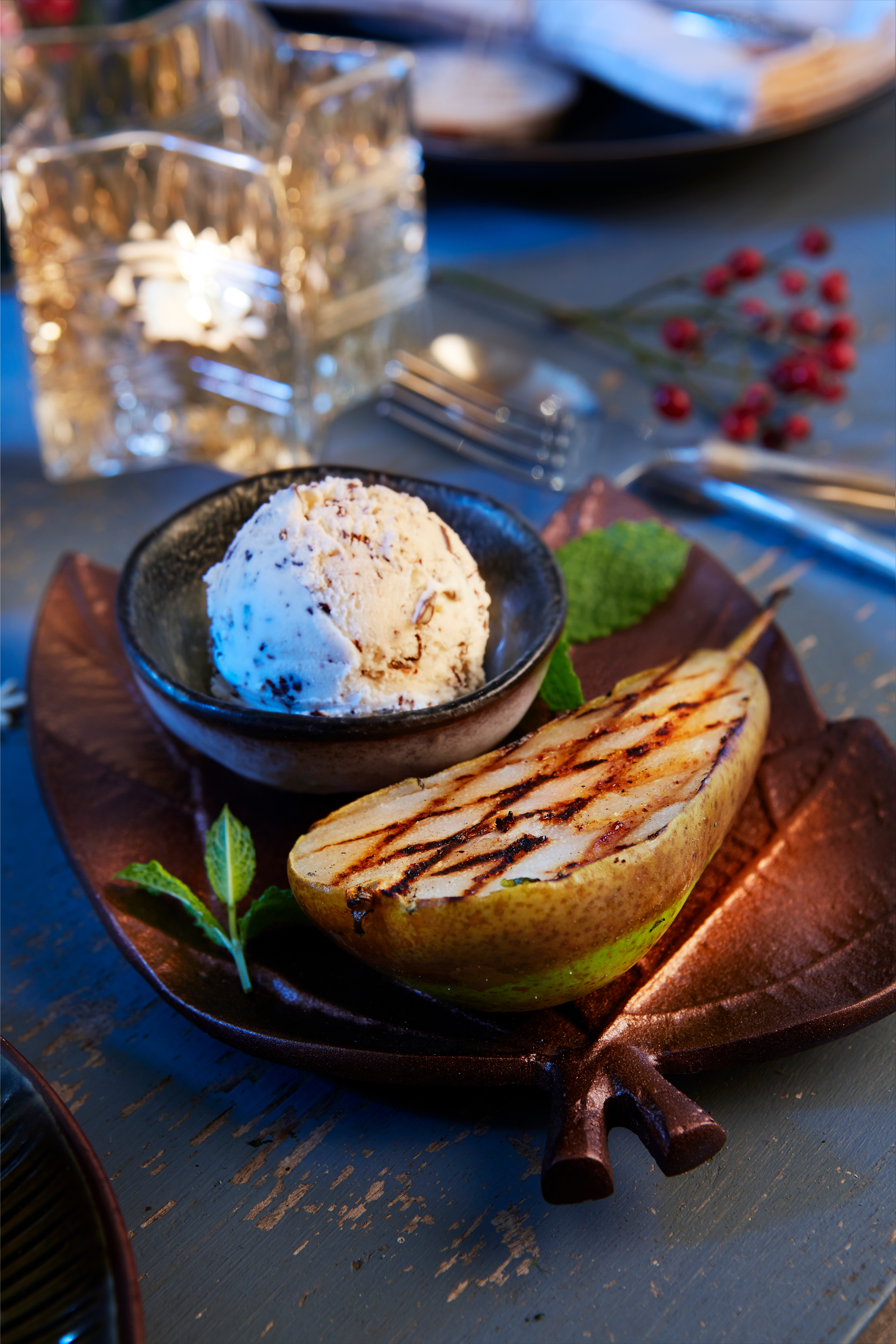 Peer van de barbecue met stracciatella-ijs