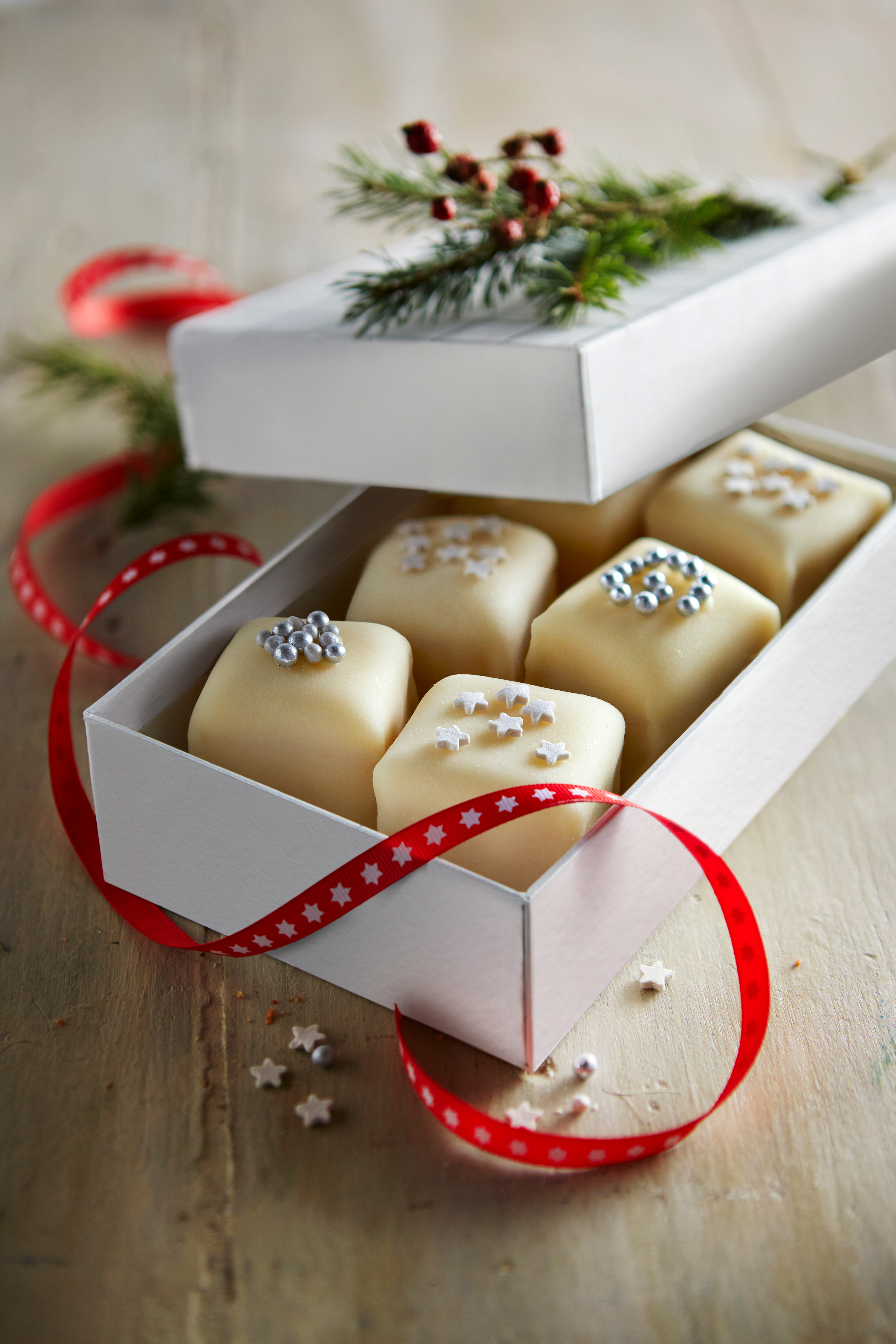 Petitfours met sinaasappel en kokos