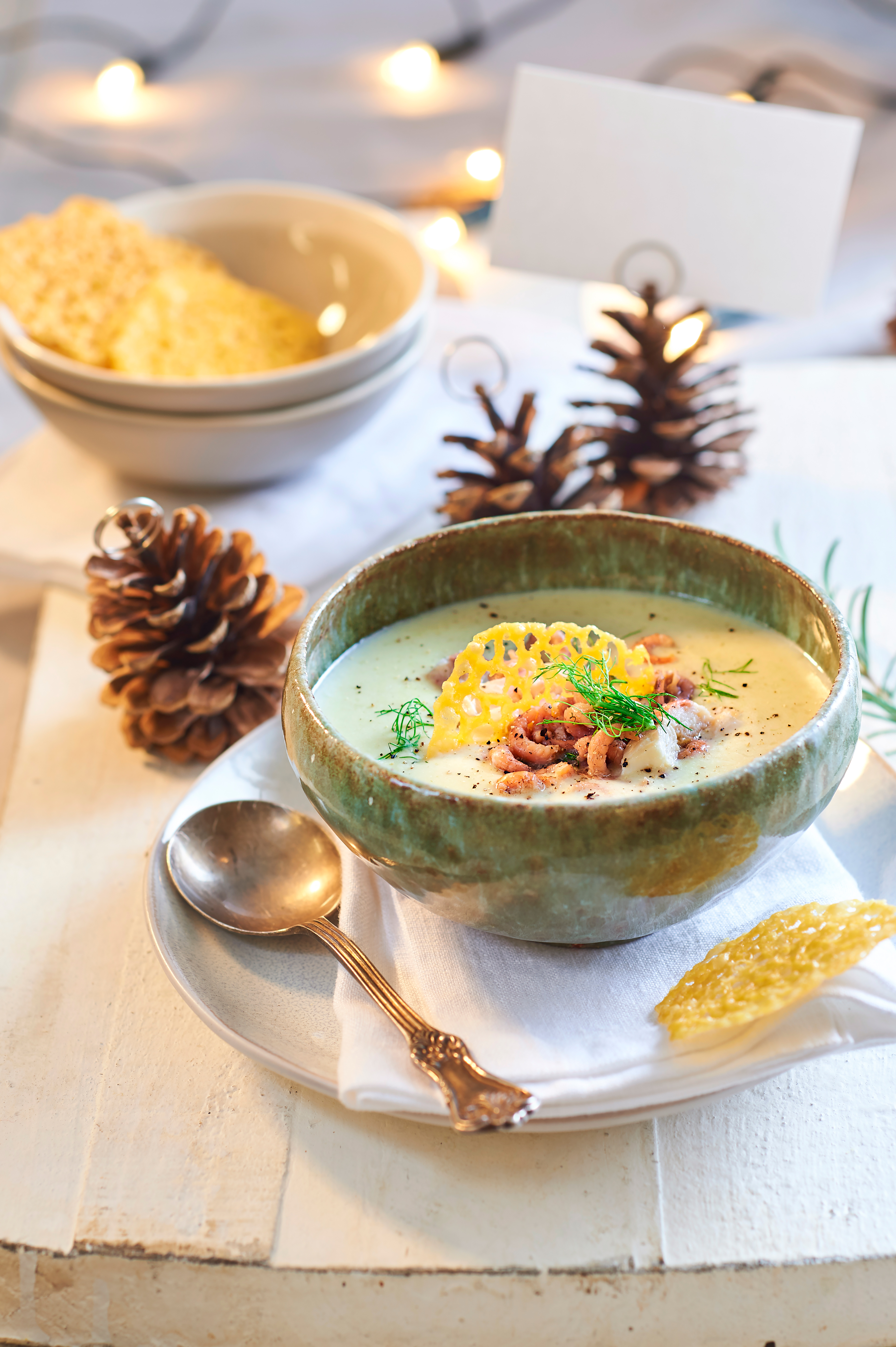 Venkelsoep met gerookte forel en garnalen