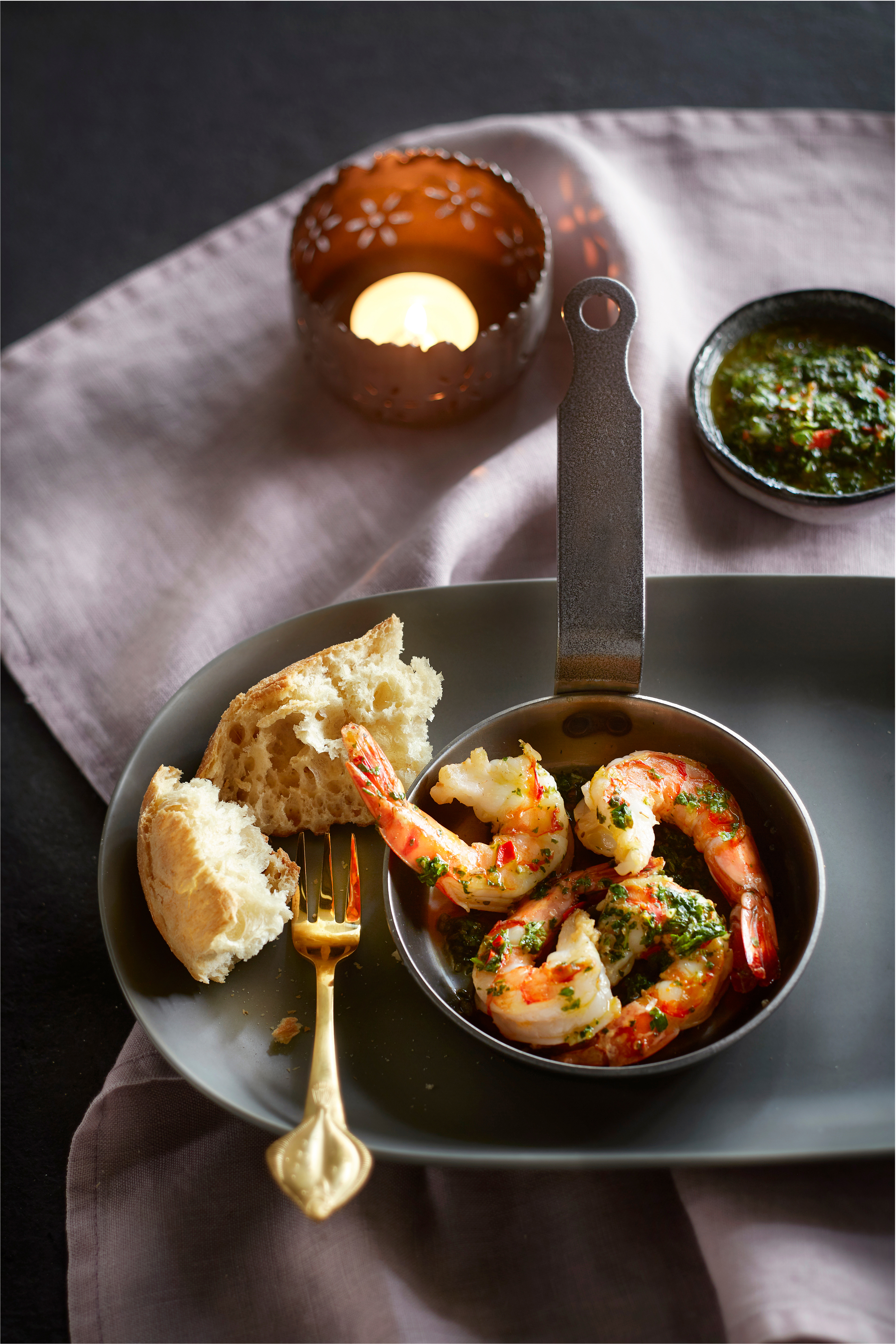 Garnalen met koriander-muntsalsa