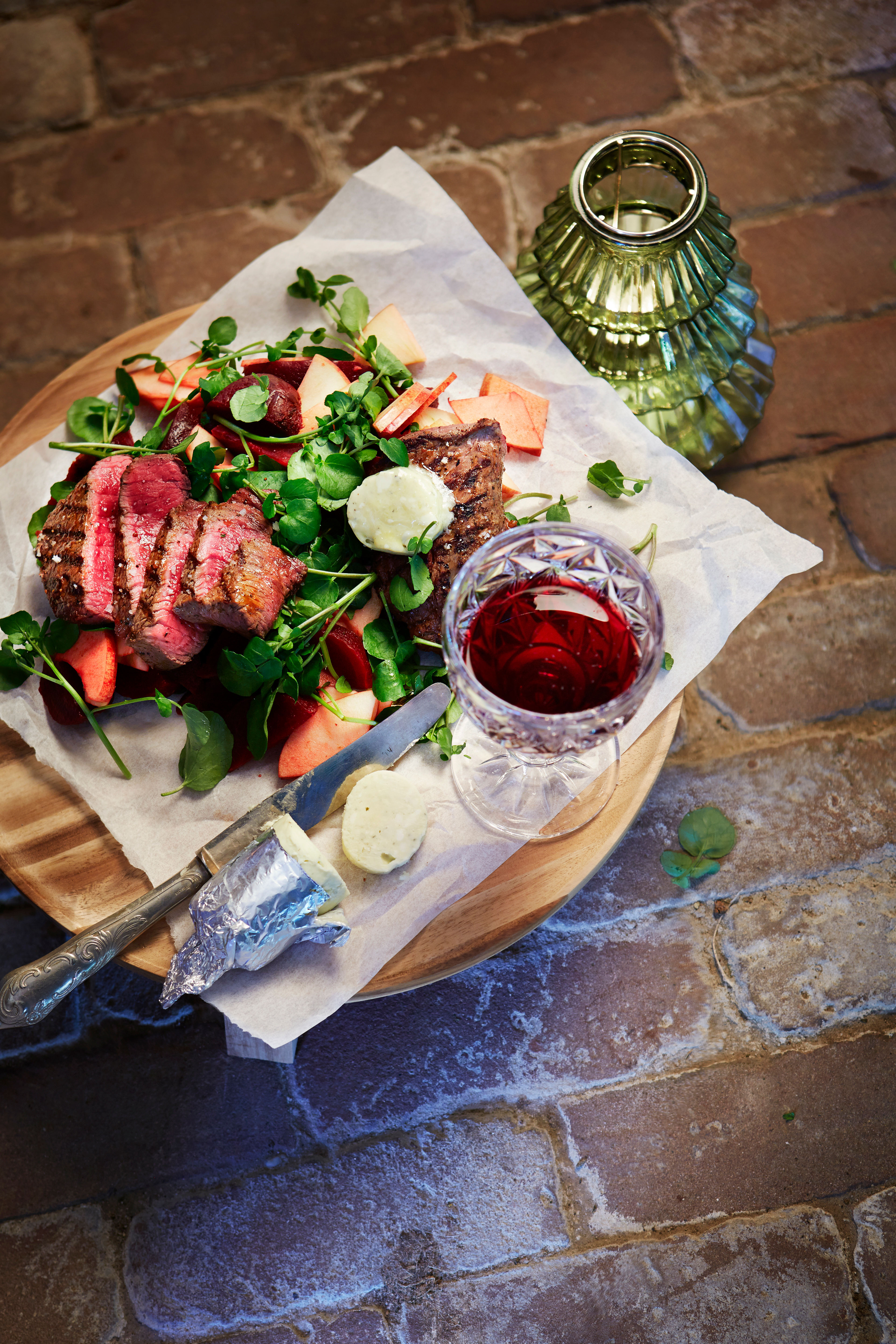 Gegrilde biefstuk met fruitige bietensalade