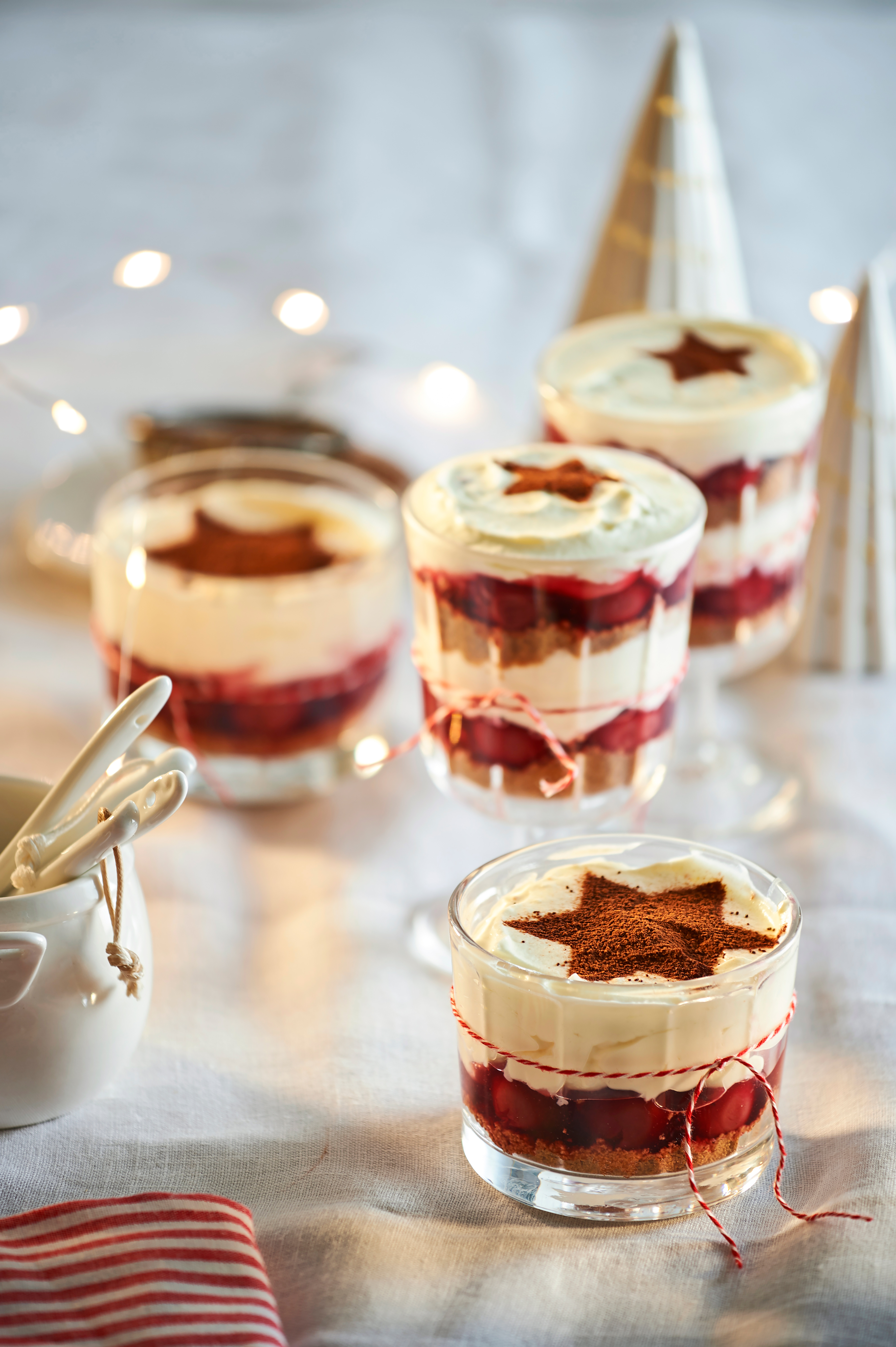 Cheesecake-potjes met speculaas en kersen