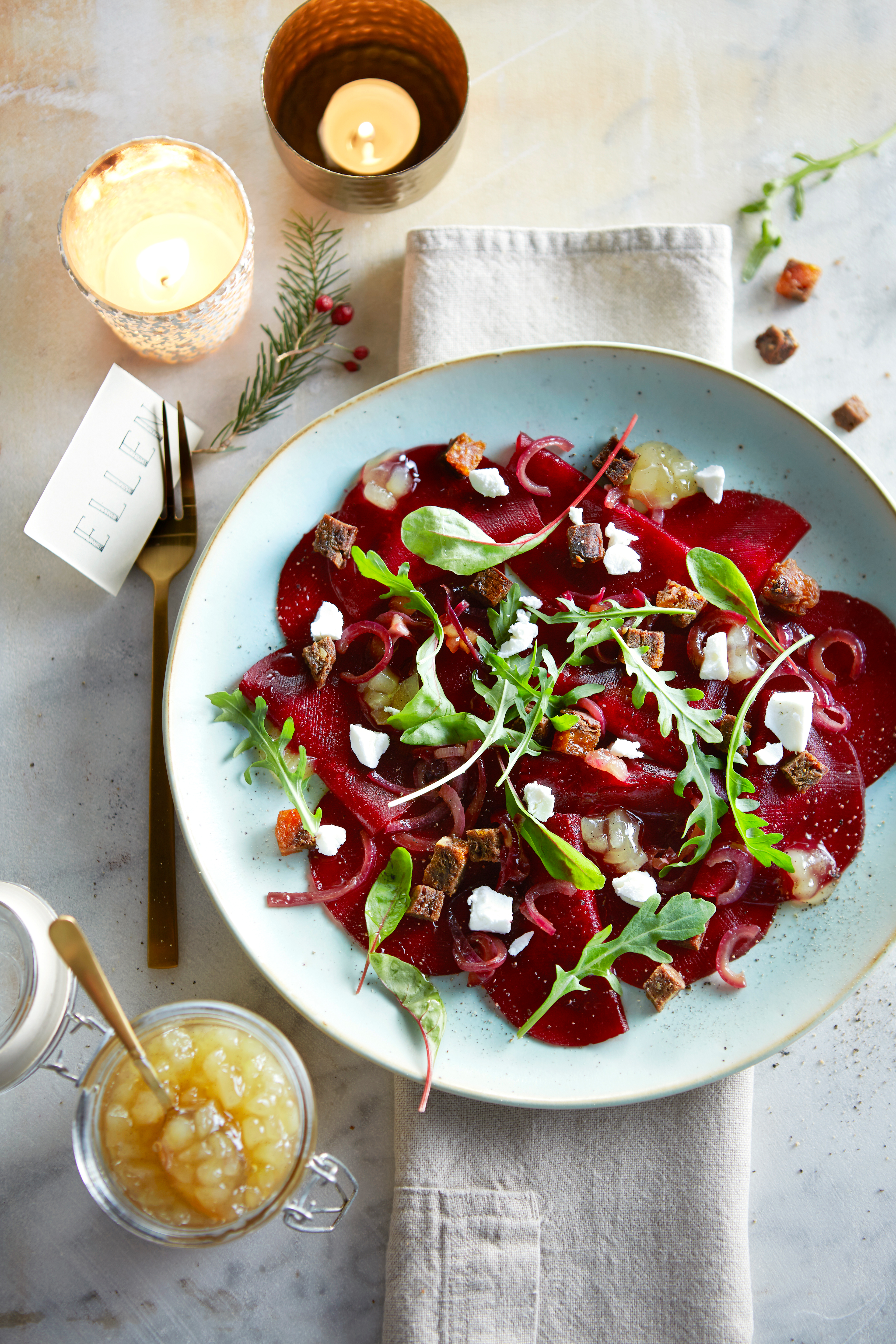 Bietencarpaccio met geitenkaas en gekaramelliseerde ui
