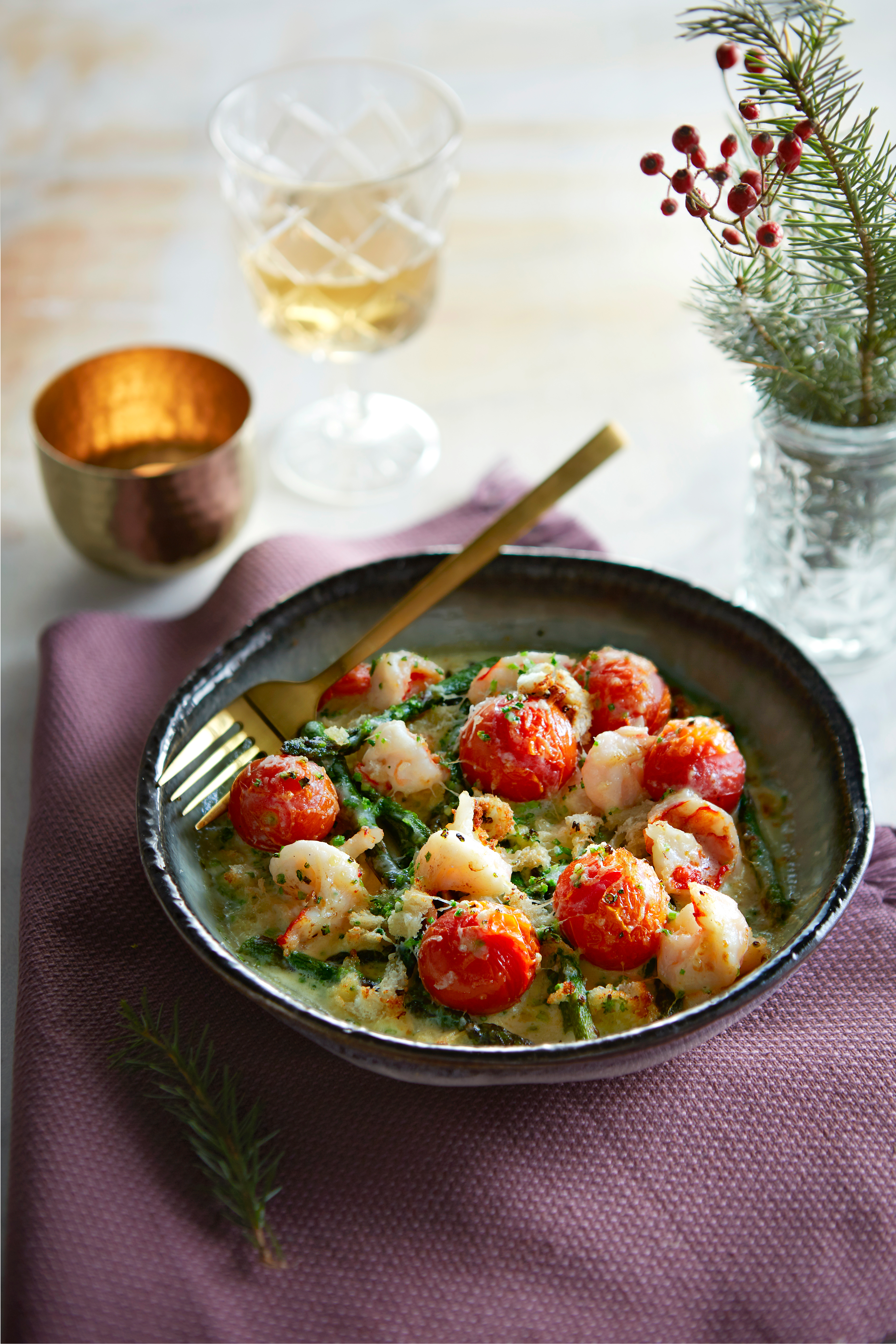 Gegratineerde gamba's met groene asperges en tomaatjes