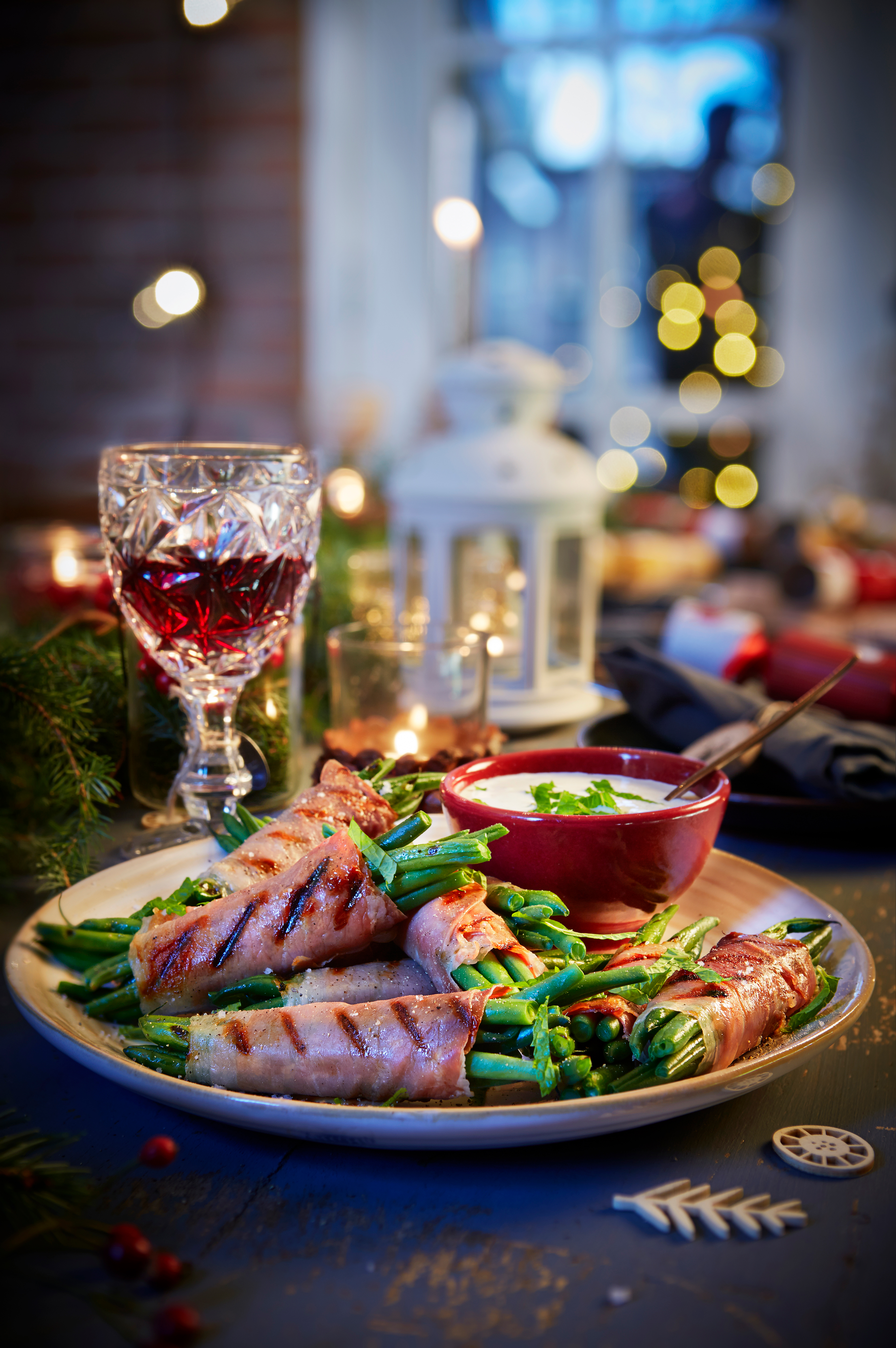 Sperziebonenpakketjes met parmaham en kruidige yoghurtsaus