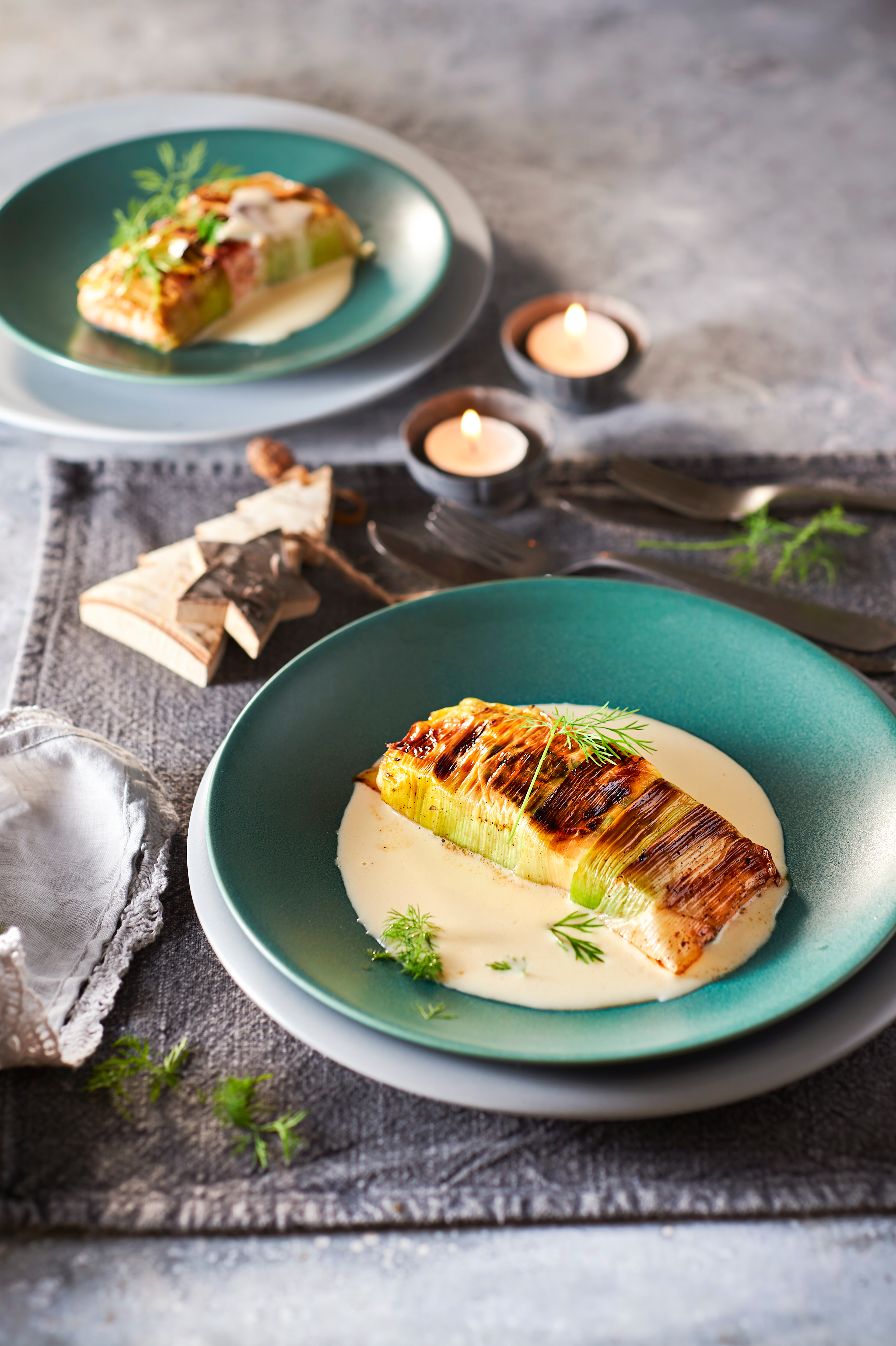 Zalm in gekaramelliseerde prei met wittewijnsaus