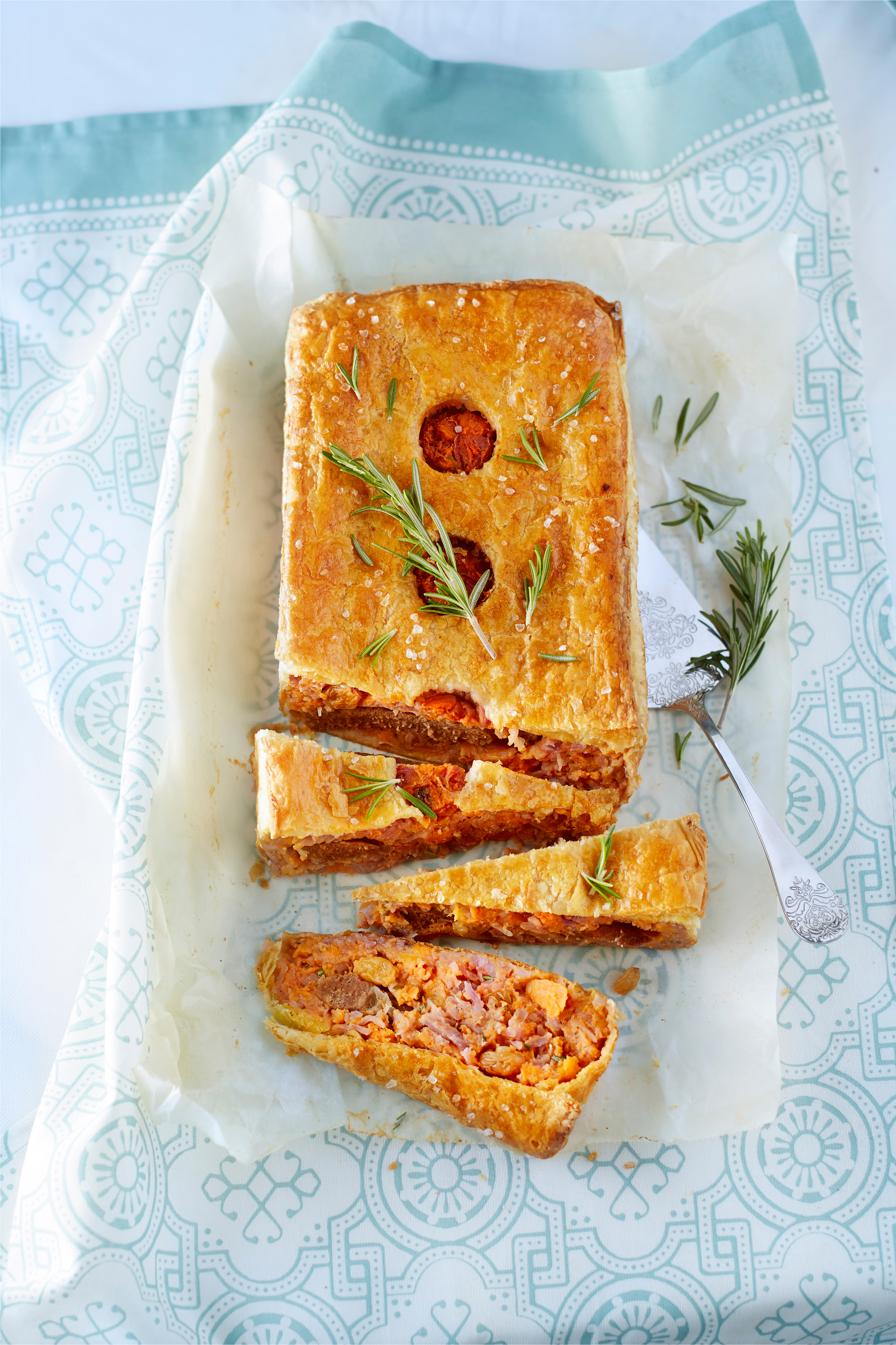 Rodekool-pie met rozijnen en merguezworstjes