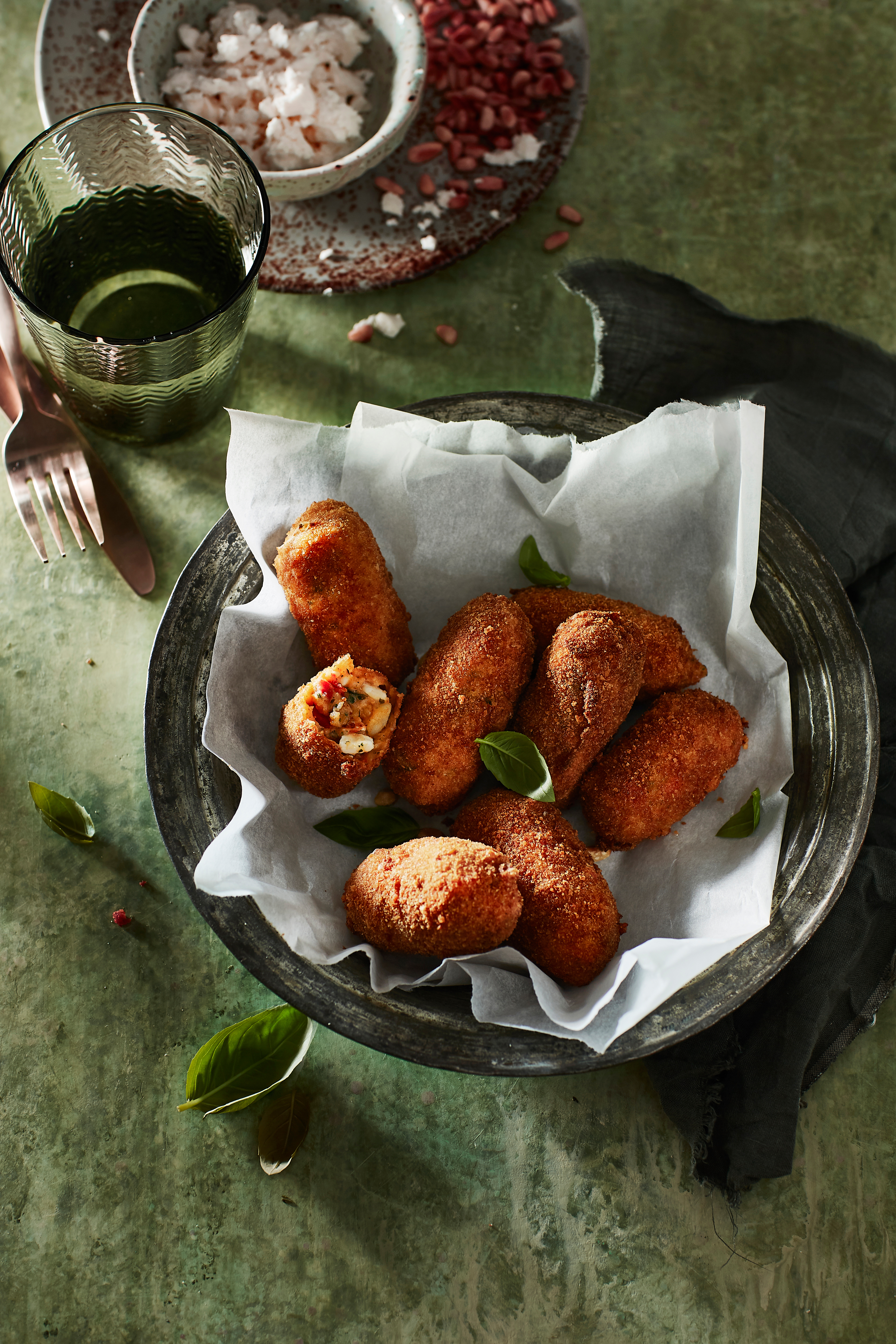 Kroketjes van tomatenstamppot met feta en pijnboompitten