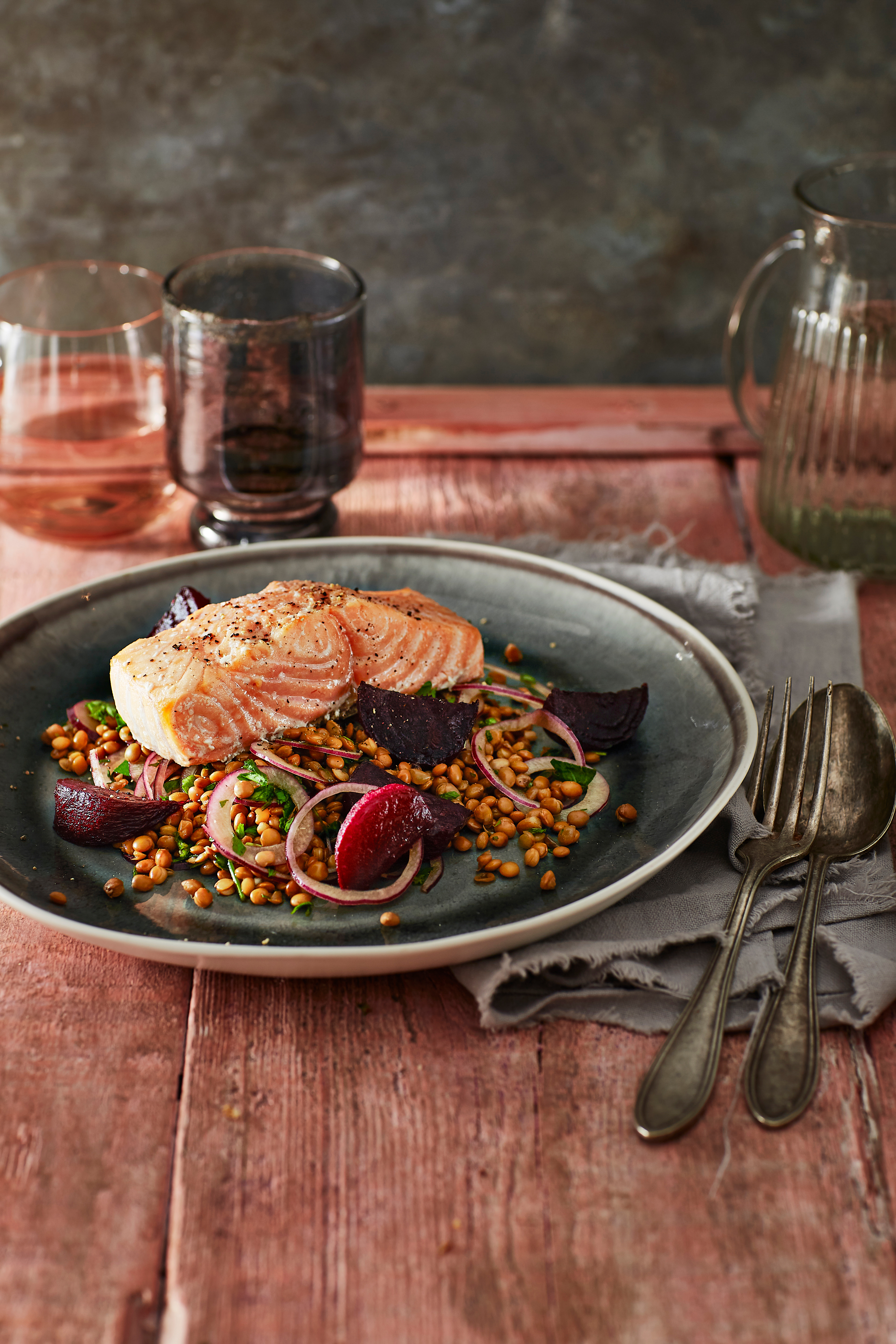 Zalm uit de oven met bietjes en linzen
