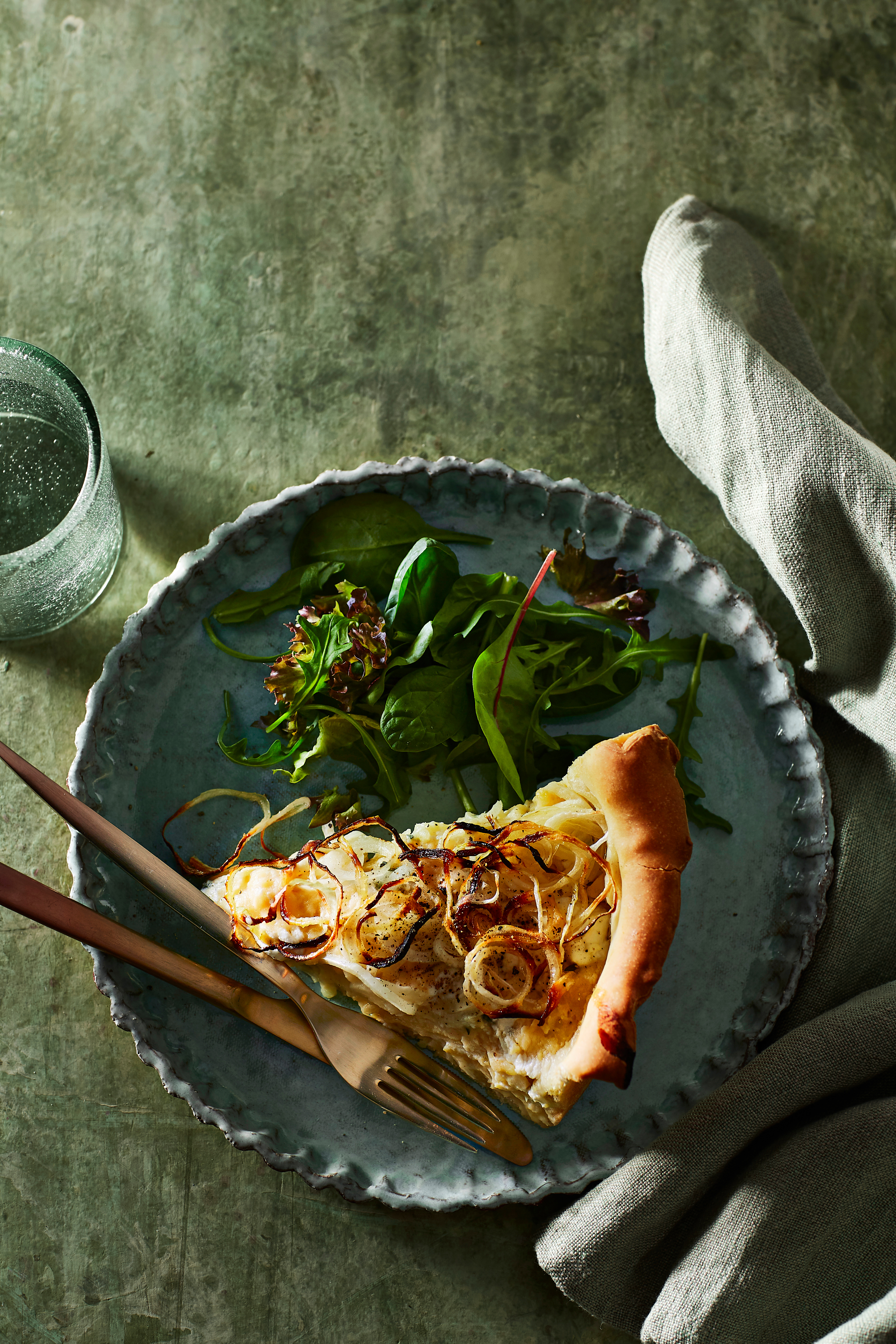 Hartige taart van spitskoolstamppot met gegratineerde uienringen