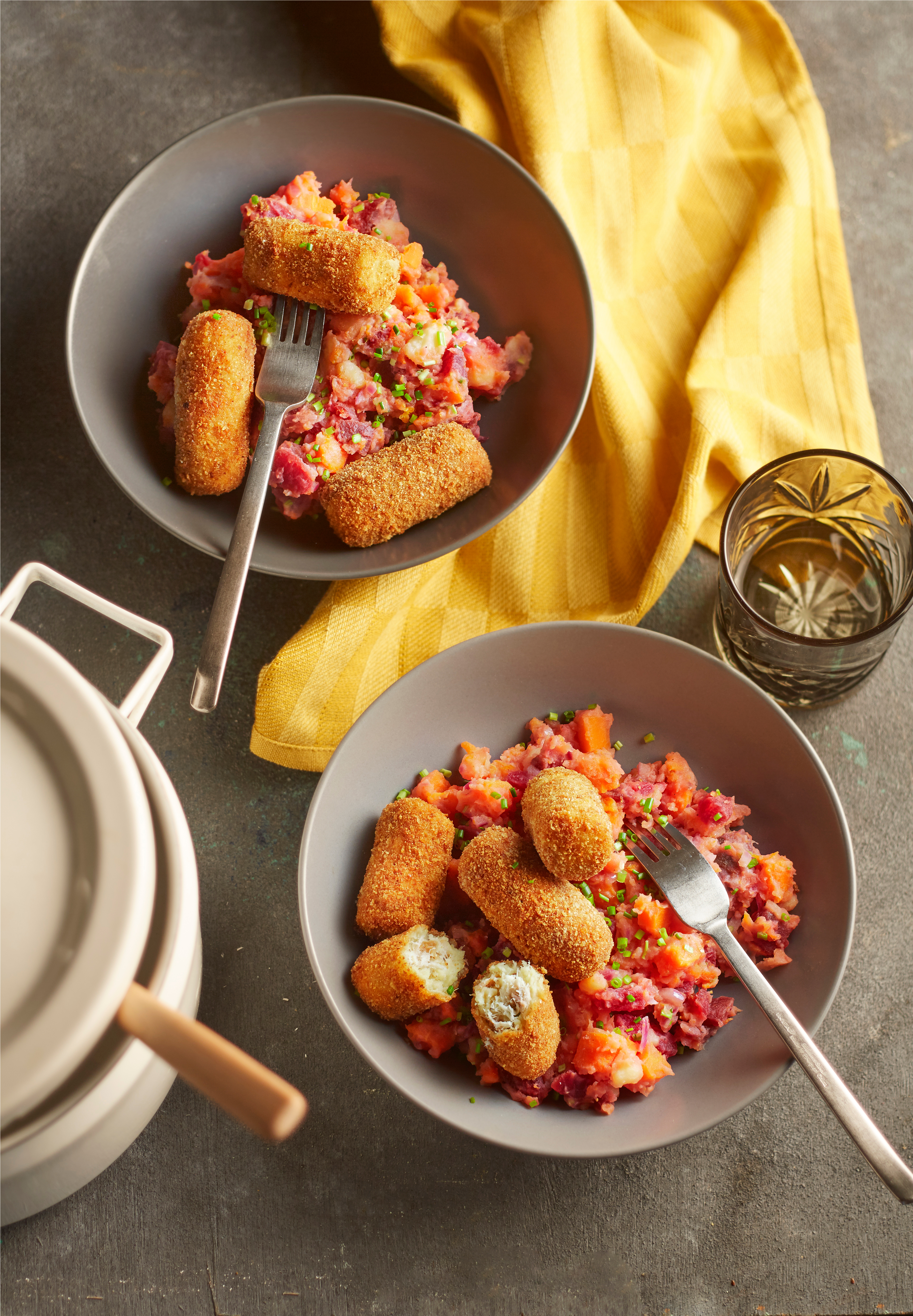 Biet-wortelstamppot met makreelkroketjes