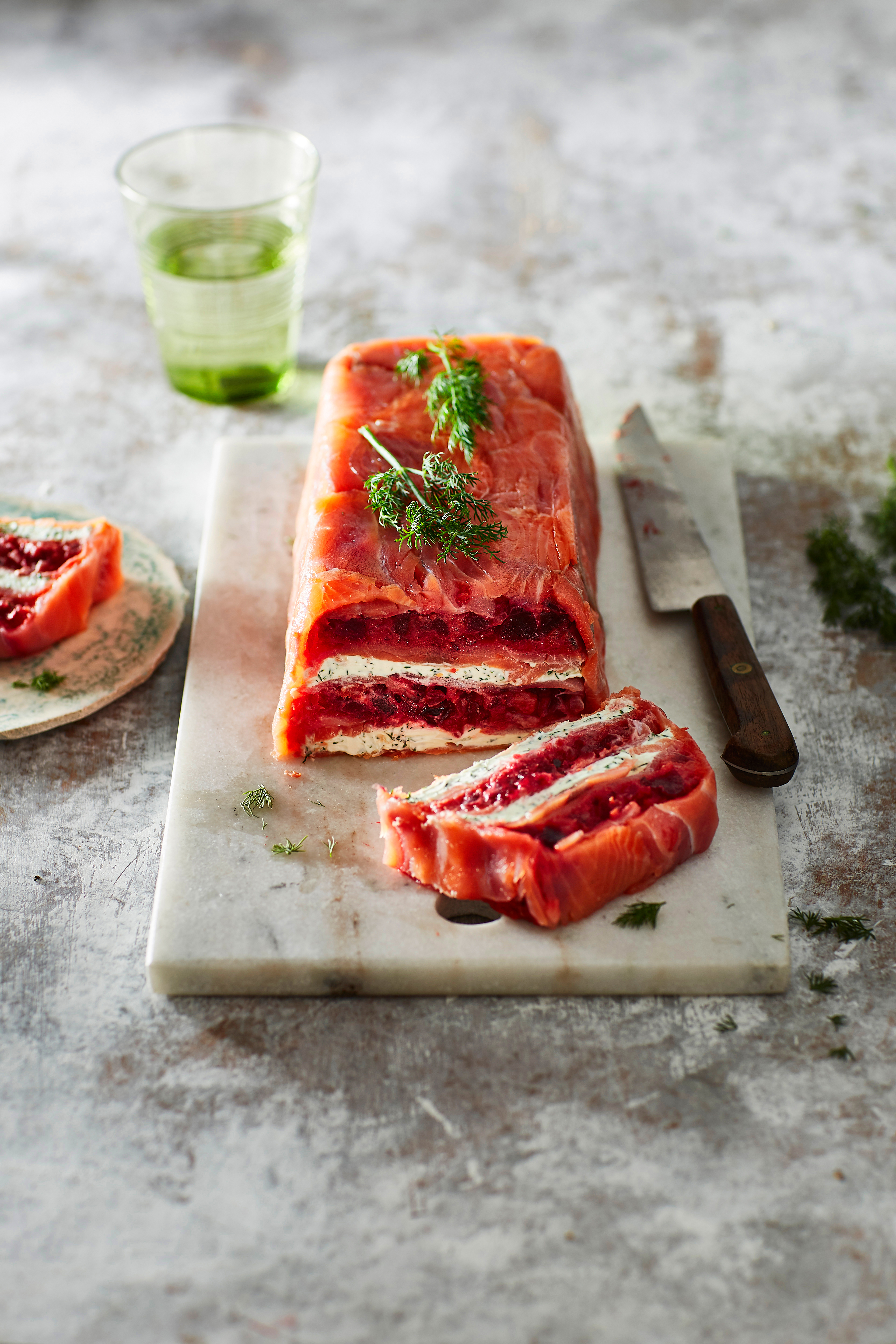 Terrine van biet-wortelstamppot met gerookte zalm