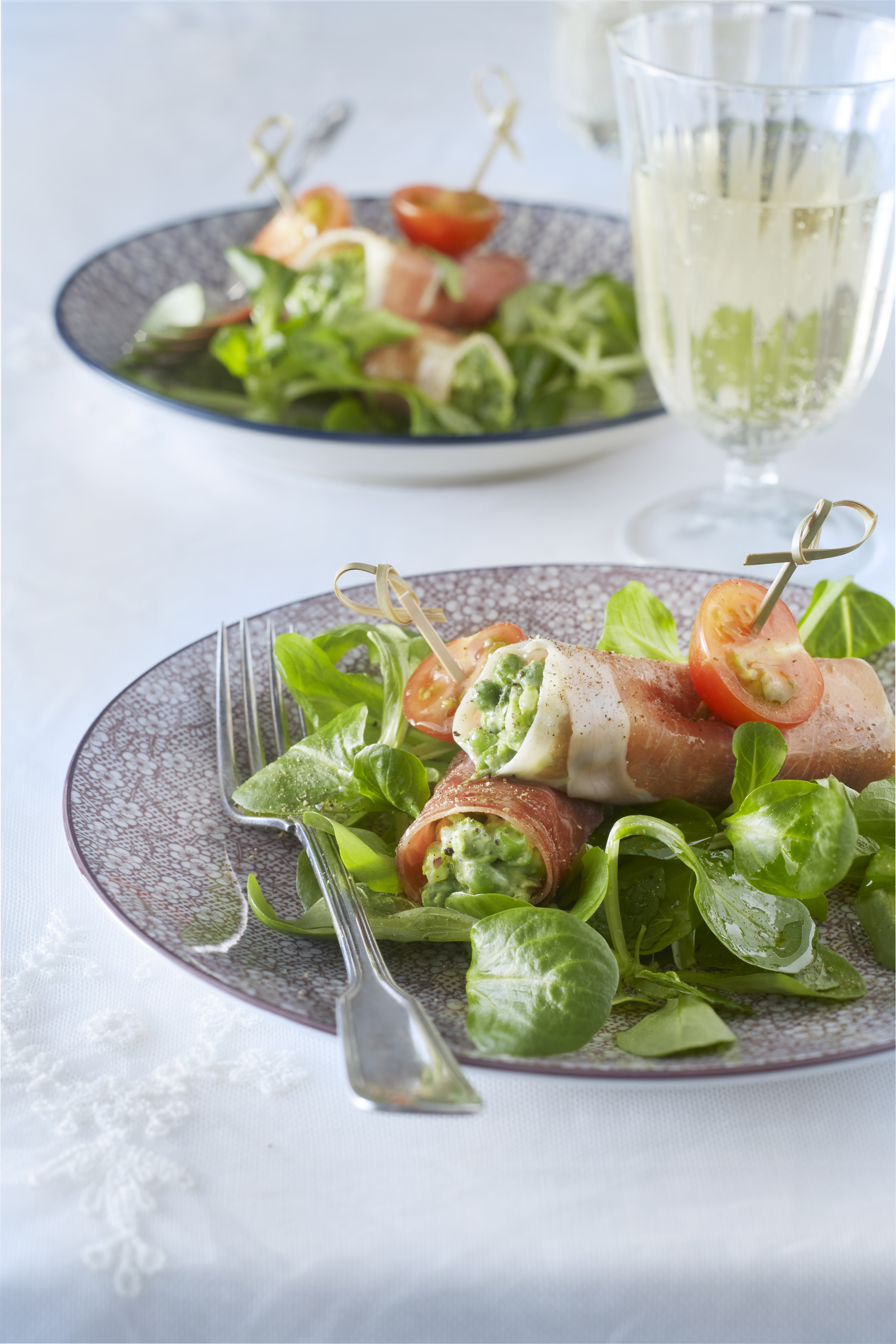 Parmarolletjes met doperwtenmousse