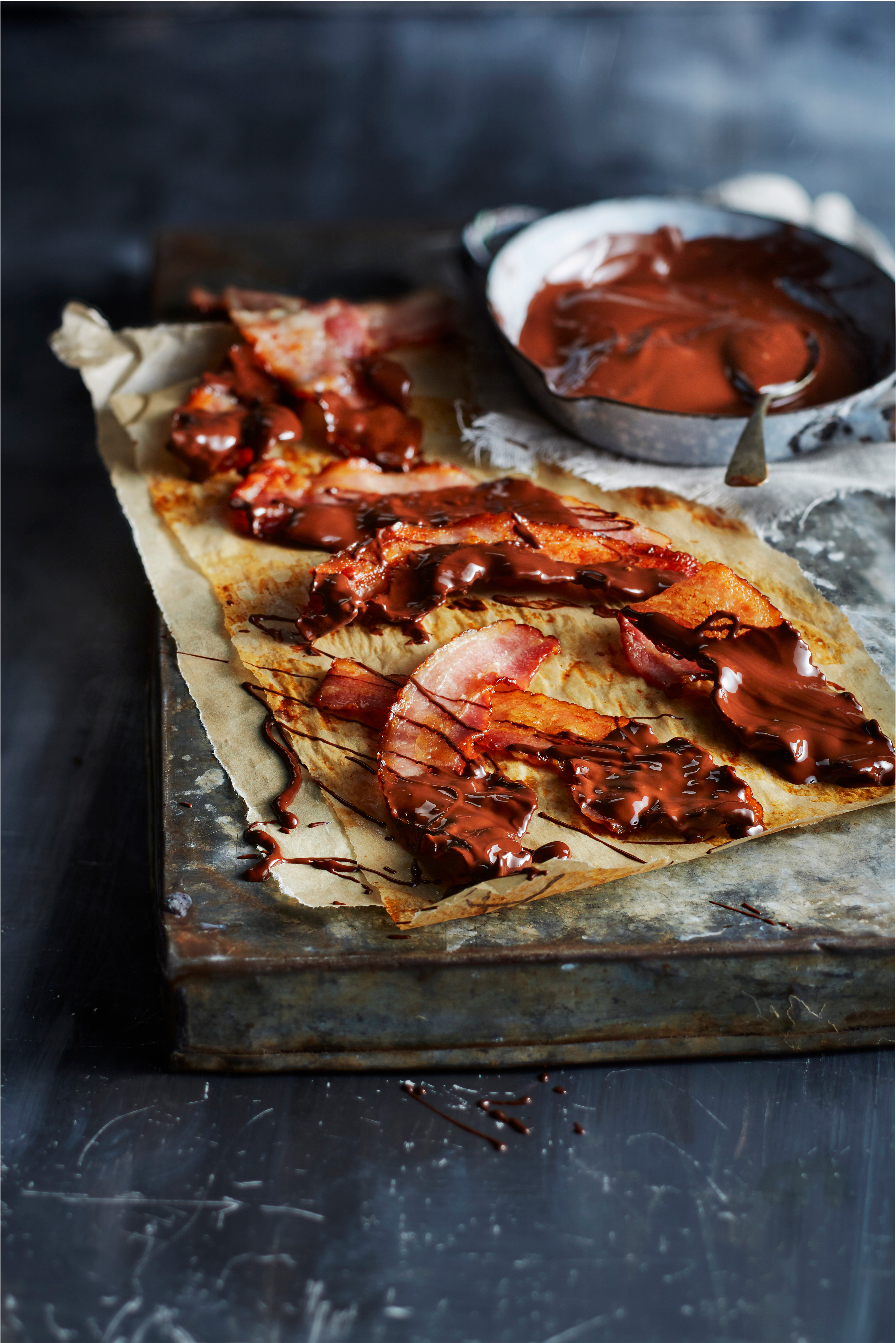 Krokante baconstrip met spicy chocoladedip