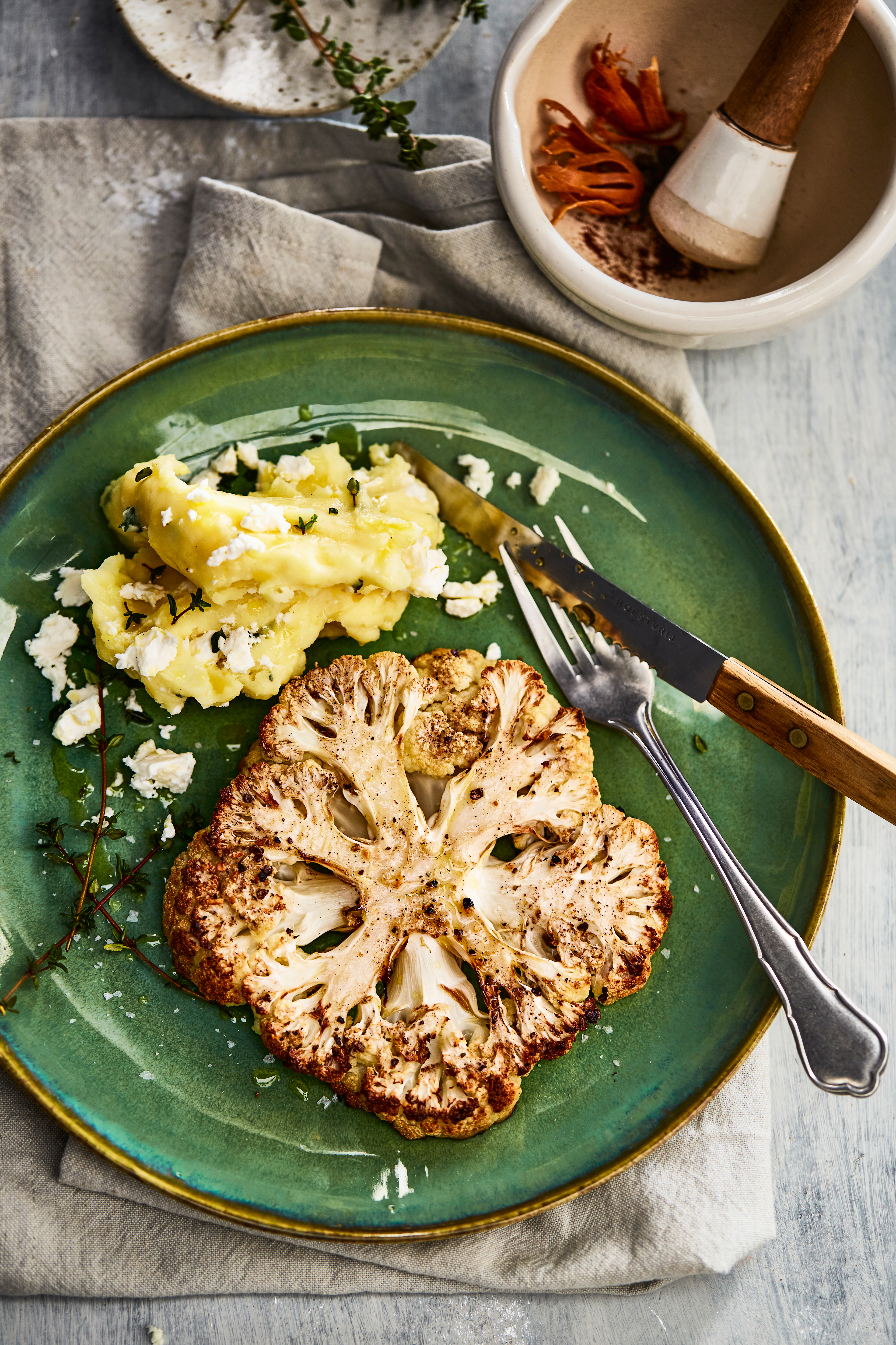 Geroosterde kruidige bloemkool met aardappelpuree en feta