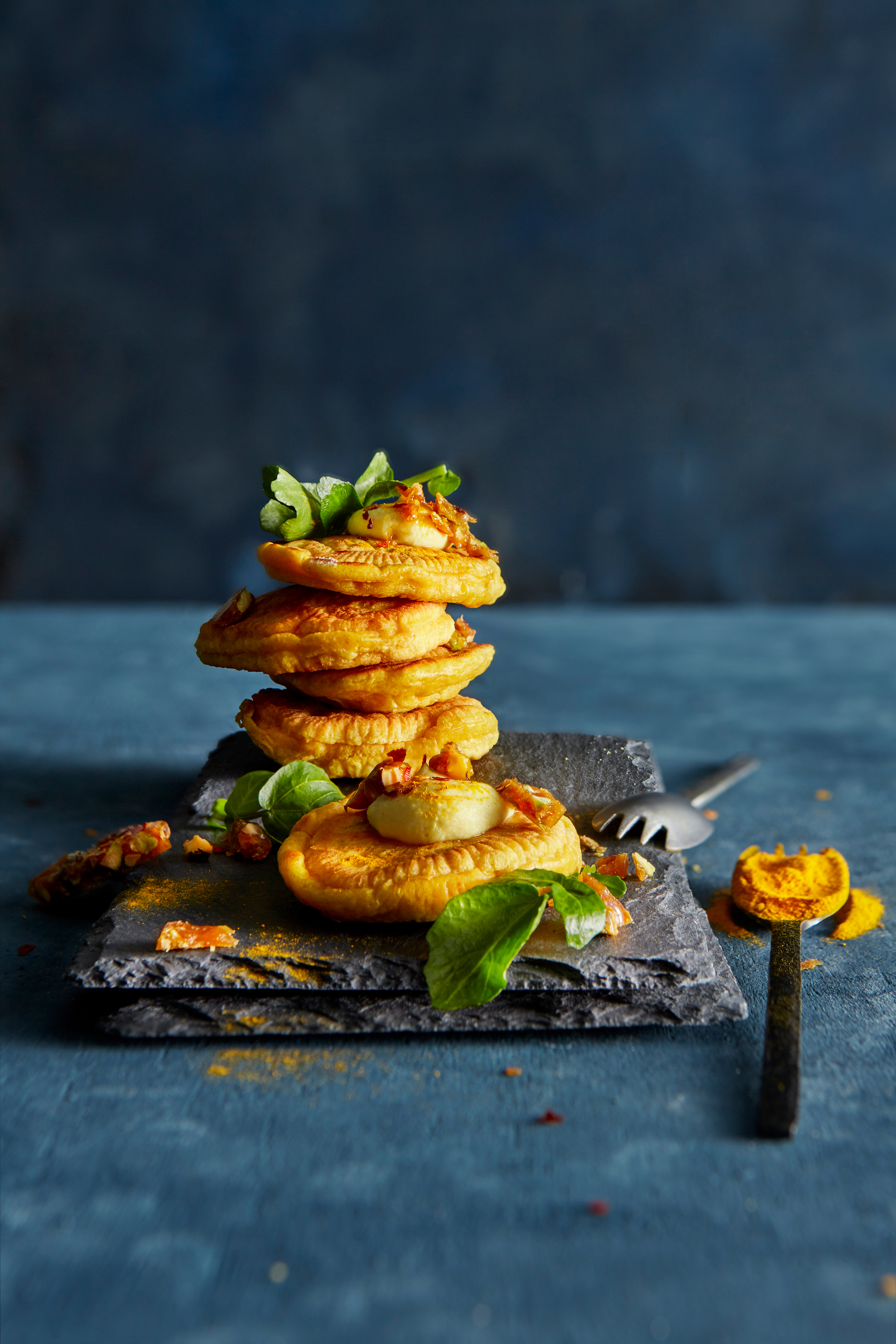 Kurkumapoffer met bloemkoolcrème en pistachekaramel