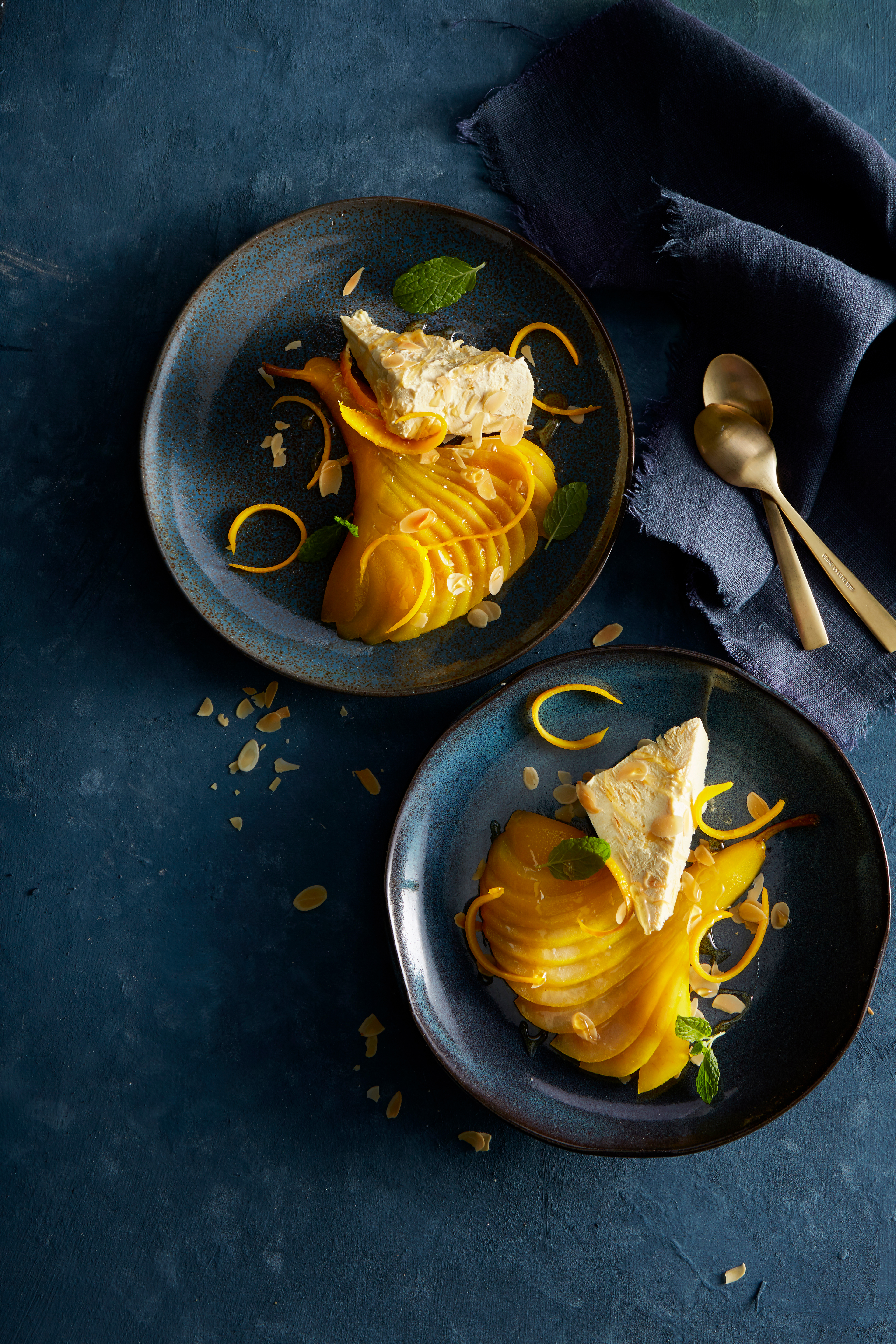 Gemarineerde peer met semifreddo van kurkuma-honingroom