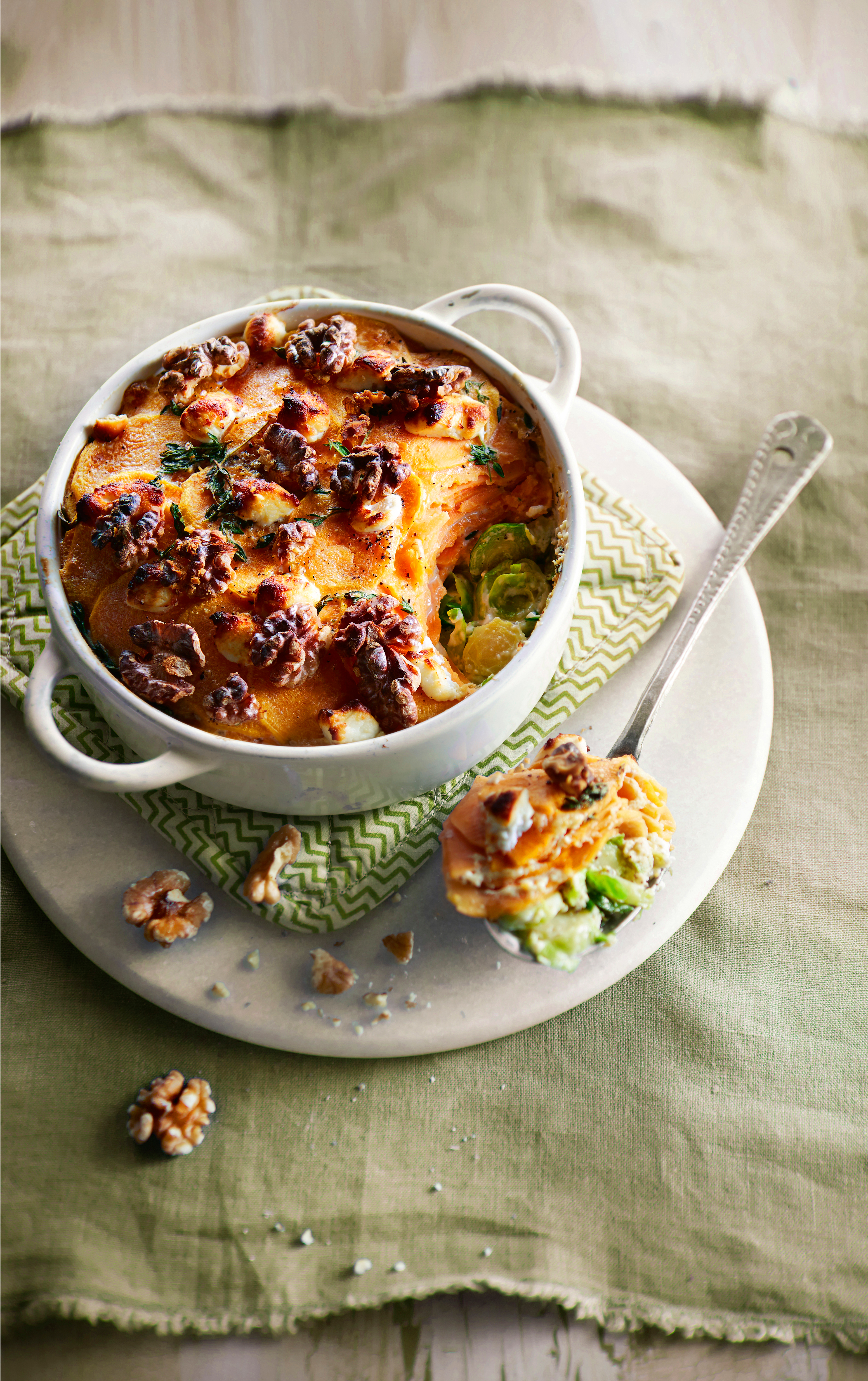Gratin van zoete aardappel en spruitjes met geitenkaas