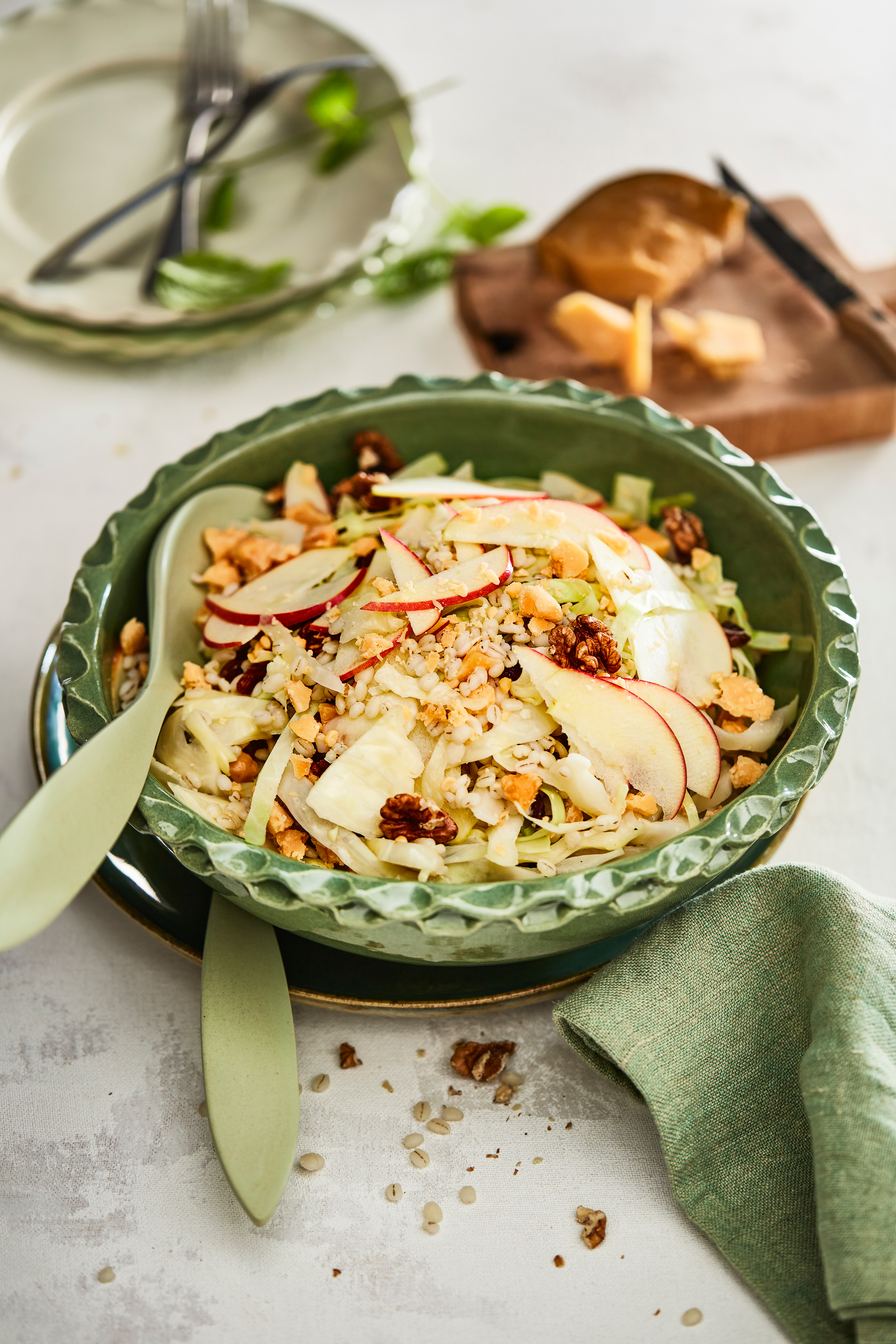 Lauwwarme fruitige koolsalade met parelgort