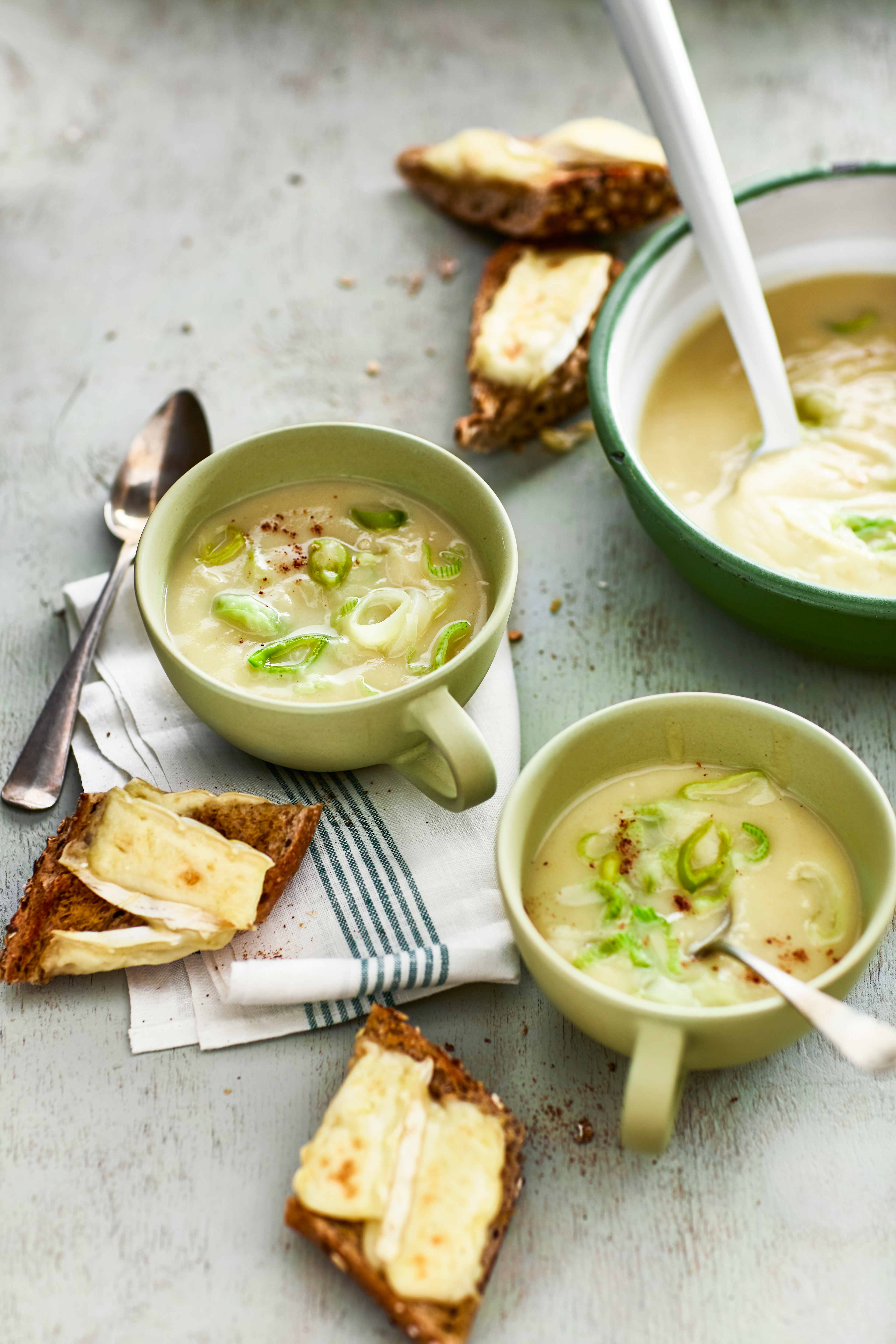 Romige knolselderijsoep met gegratineerd stokbrood