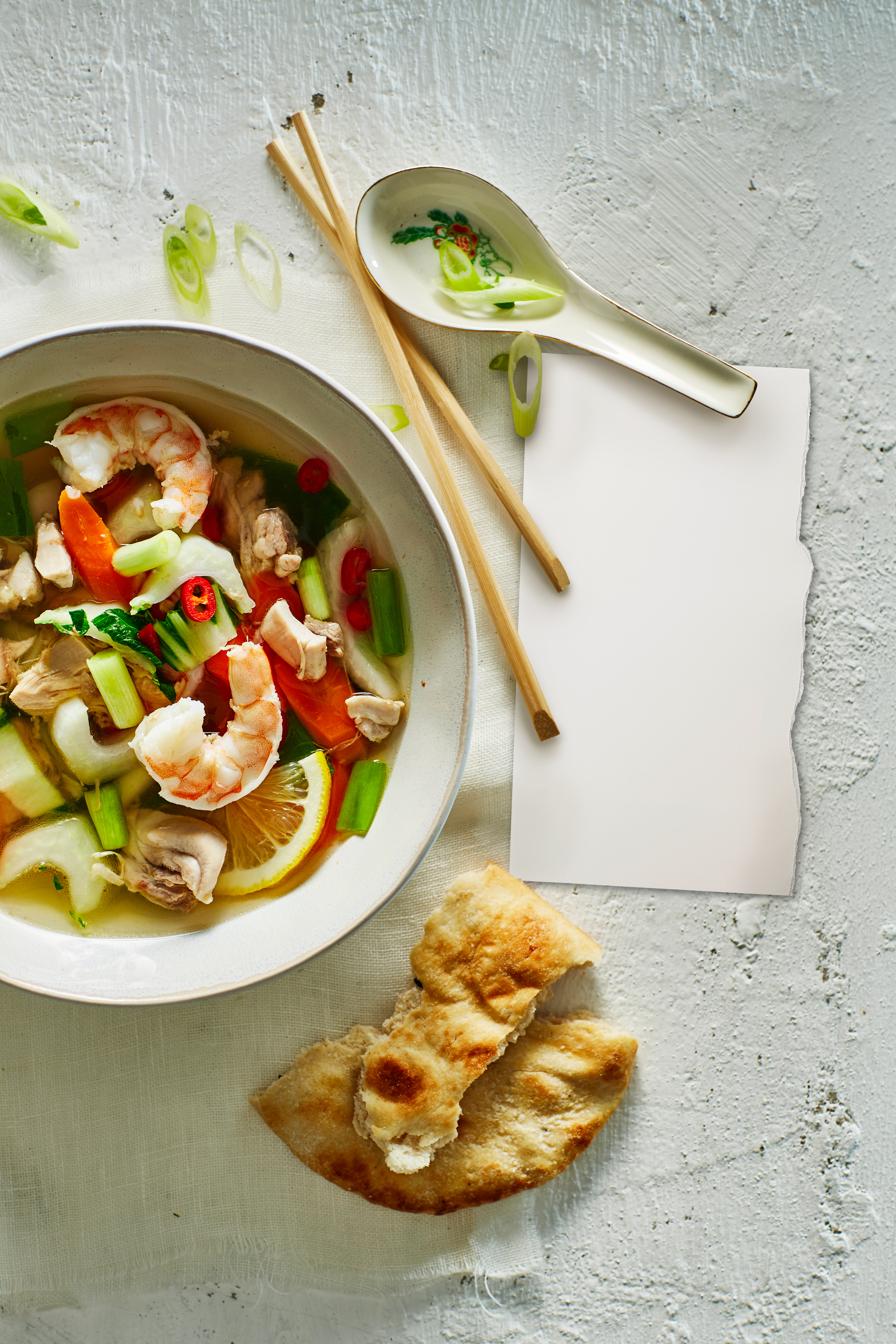 Oosterse kippensoep met gember en garnalen