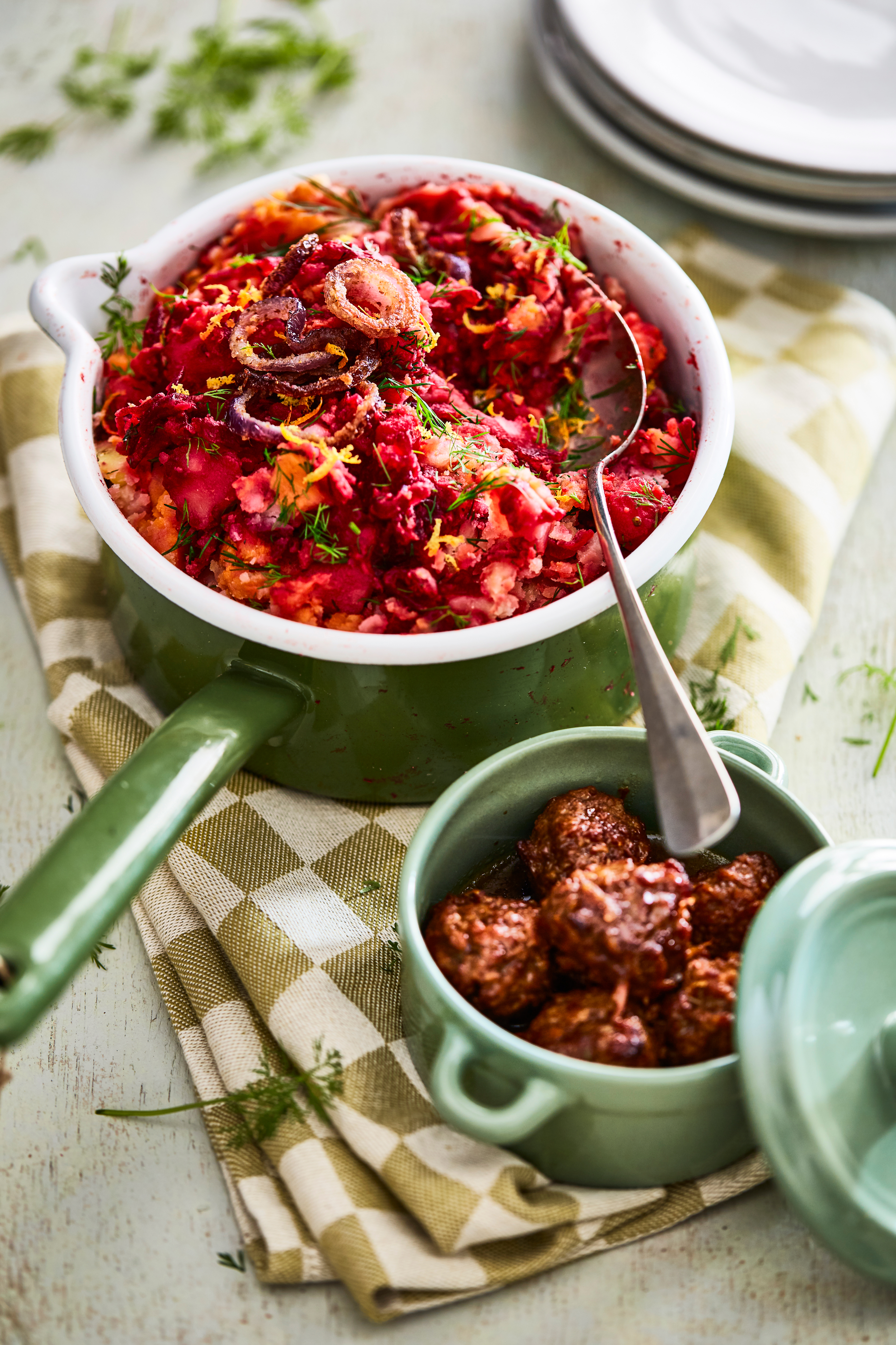 Bietenstamppot met krokant gebakken ui en vega-balletjes