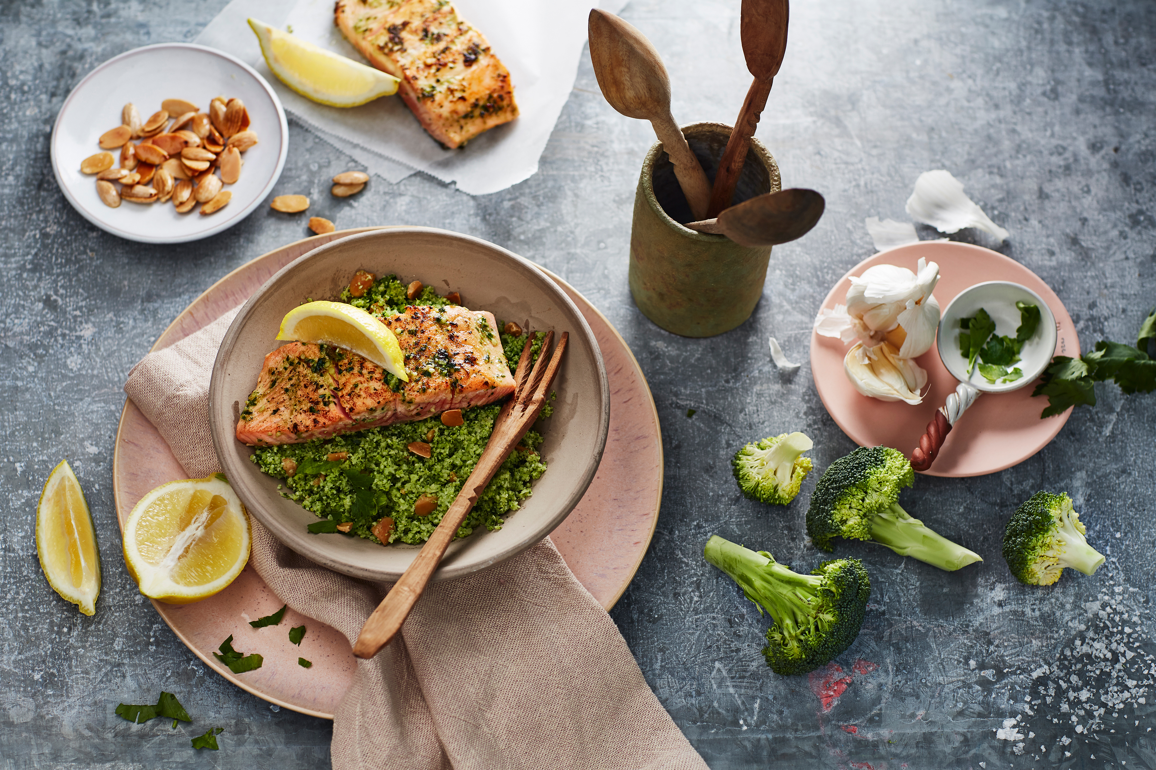 Couscous van broccoli met amandel en geroosterde zalmfilet