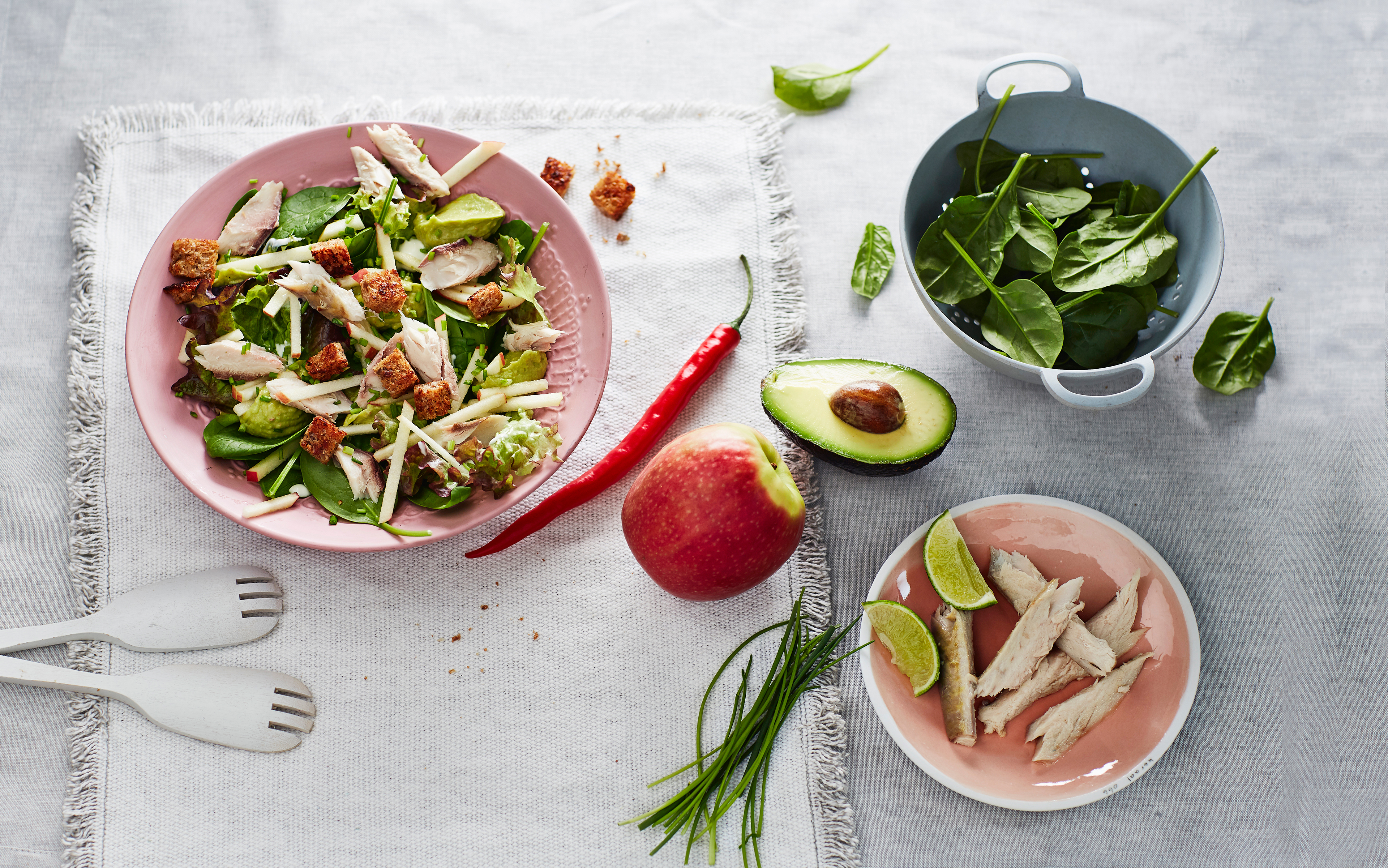 Makreelsalade met avocadomousse en limoen