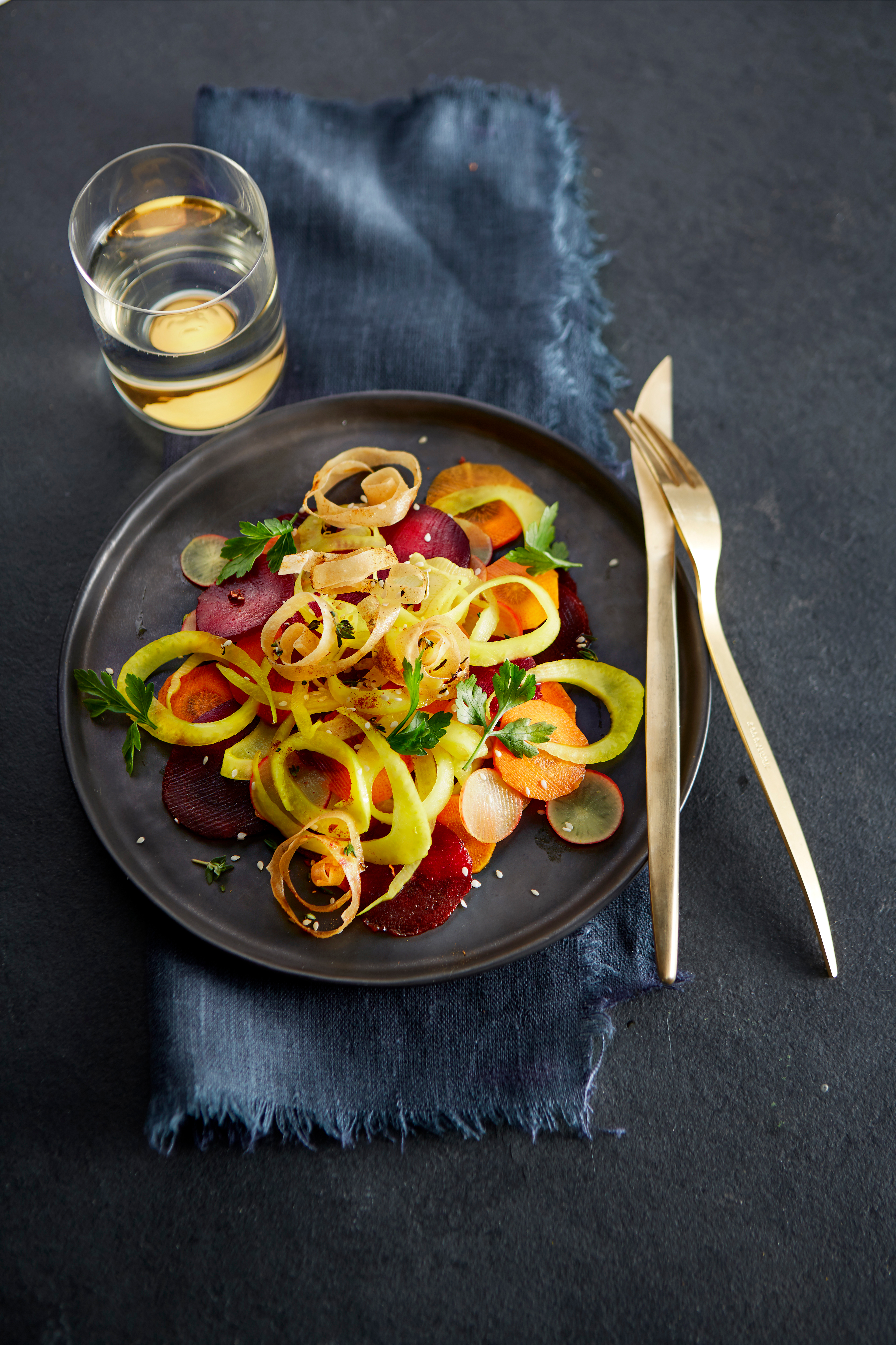 Salade van kurkuma-pickles met filokrullen