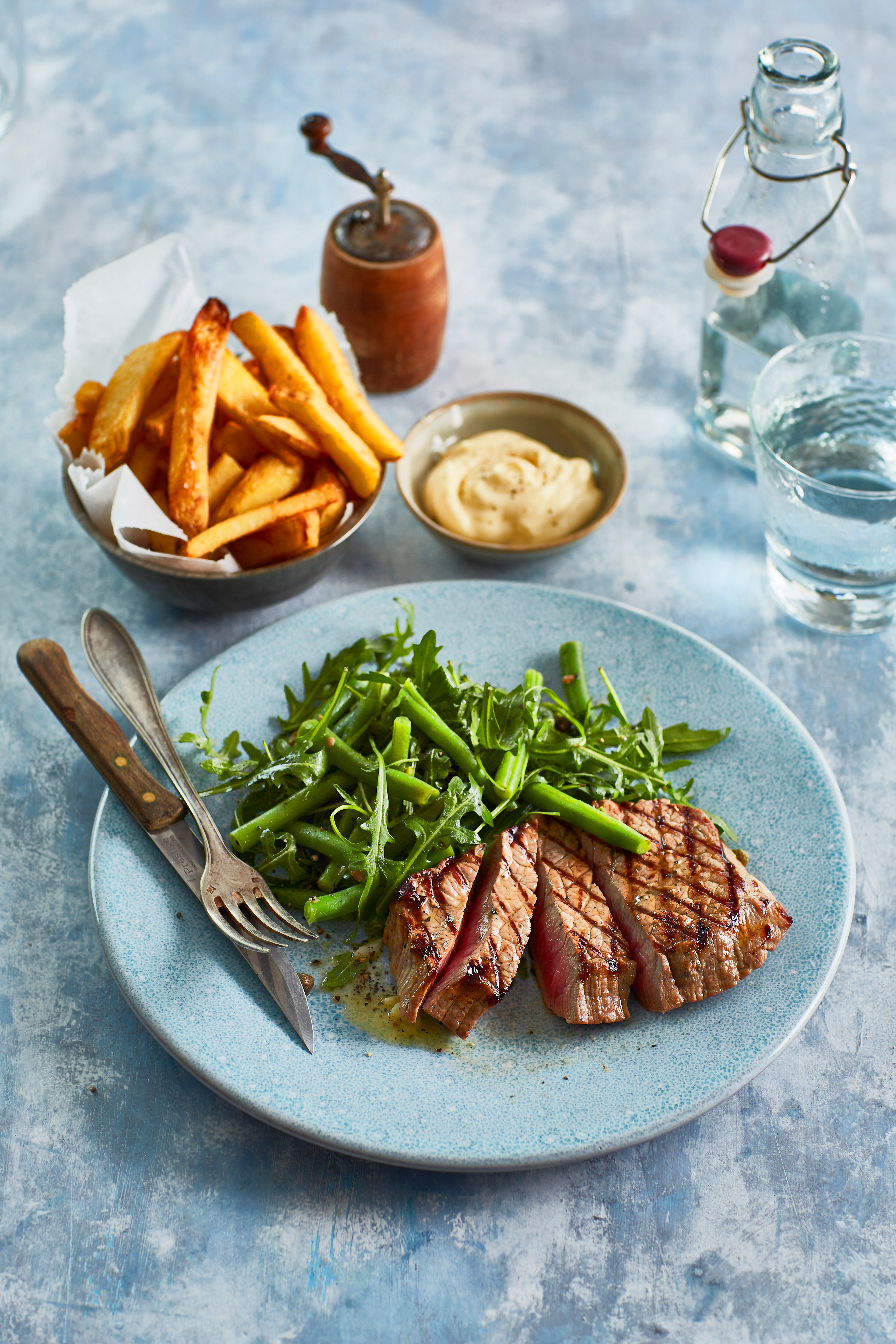 Gegrilde biefstuk met lauwwarme sperziebonensalade en ovenfriet