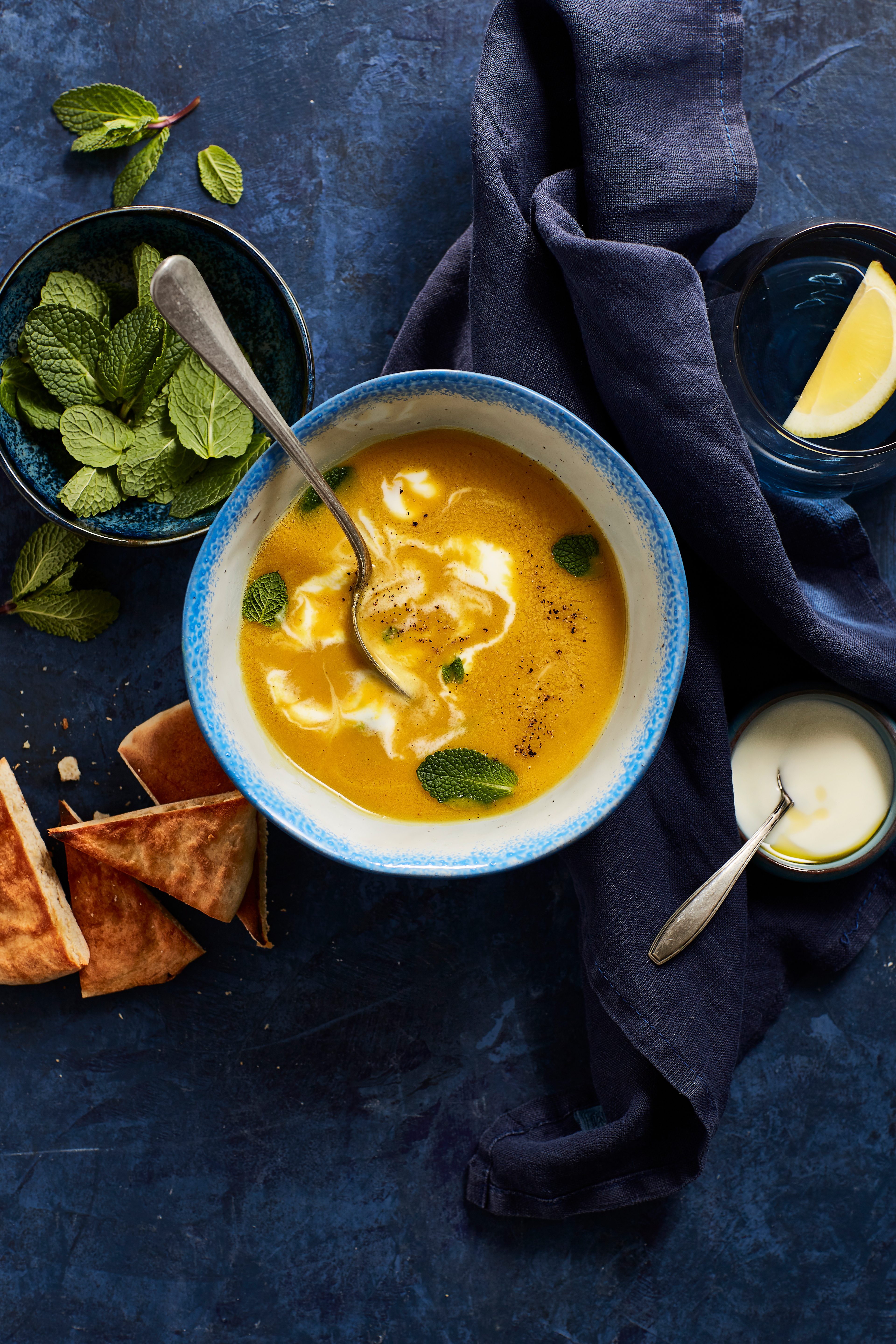 Kokos-linzensoep met pitapuntjes