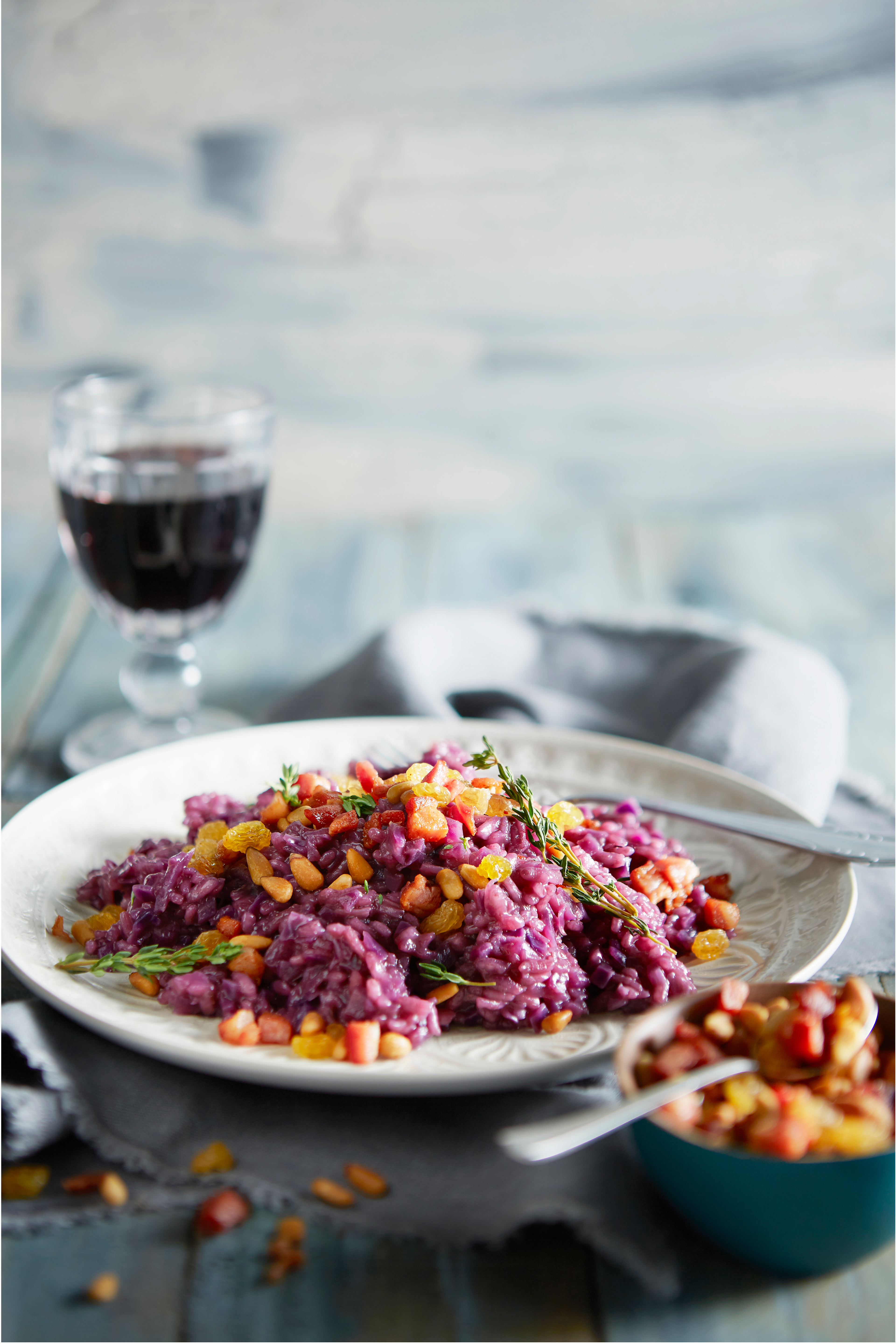 Risotto met rodekool, spekblokjes en pijnboompitten
