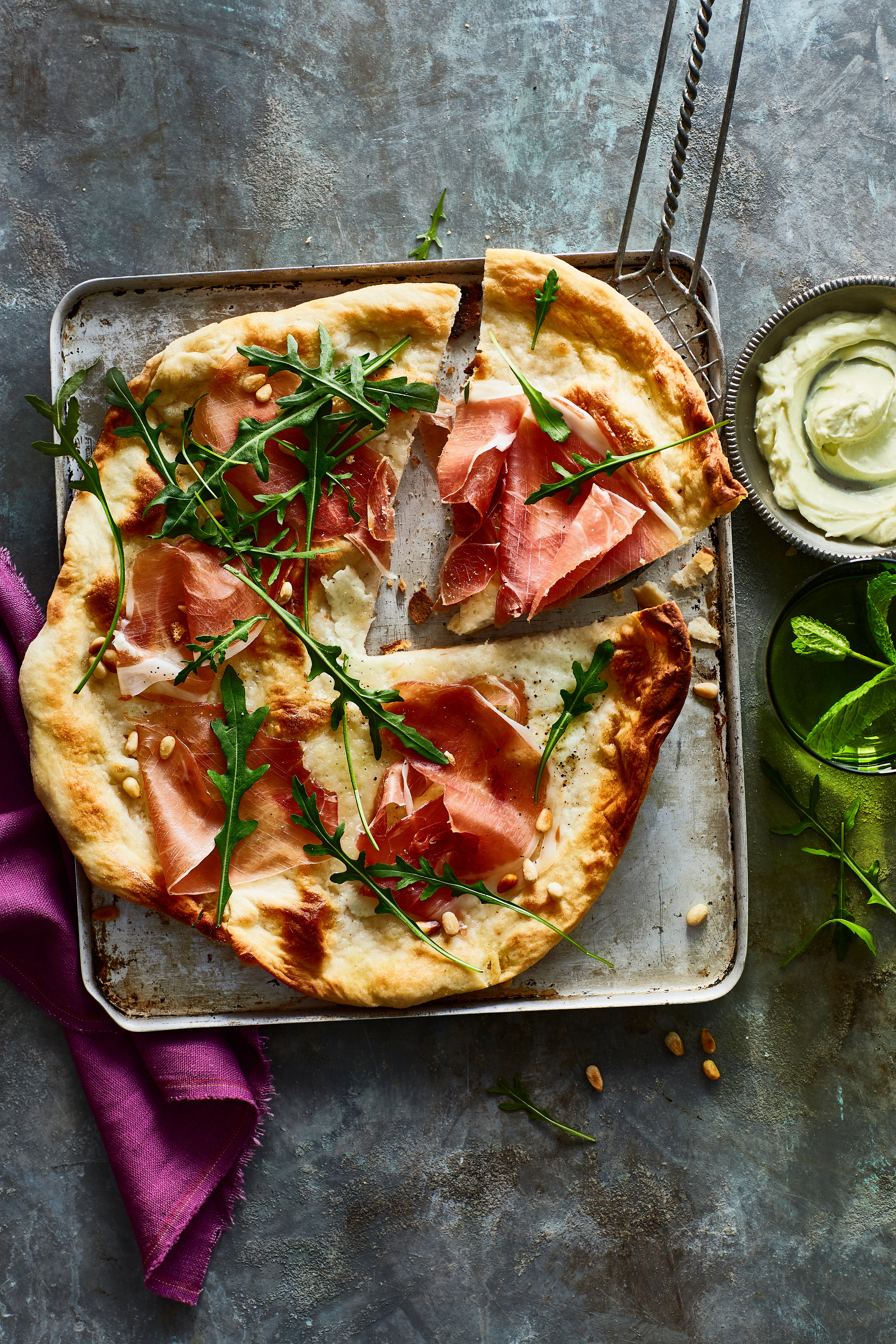 Pizza bianca met rauwe ham en wasabi-mascarpone