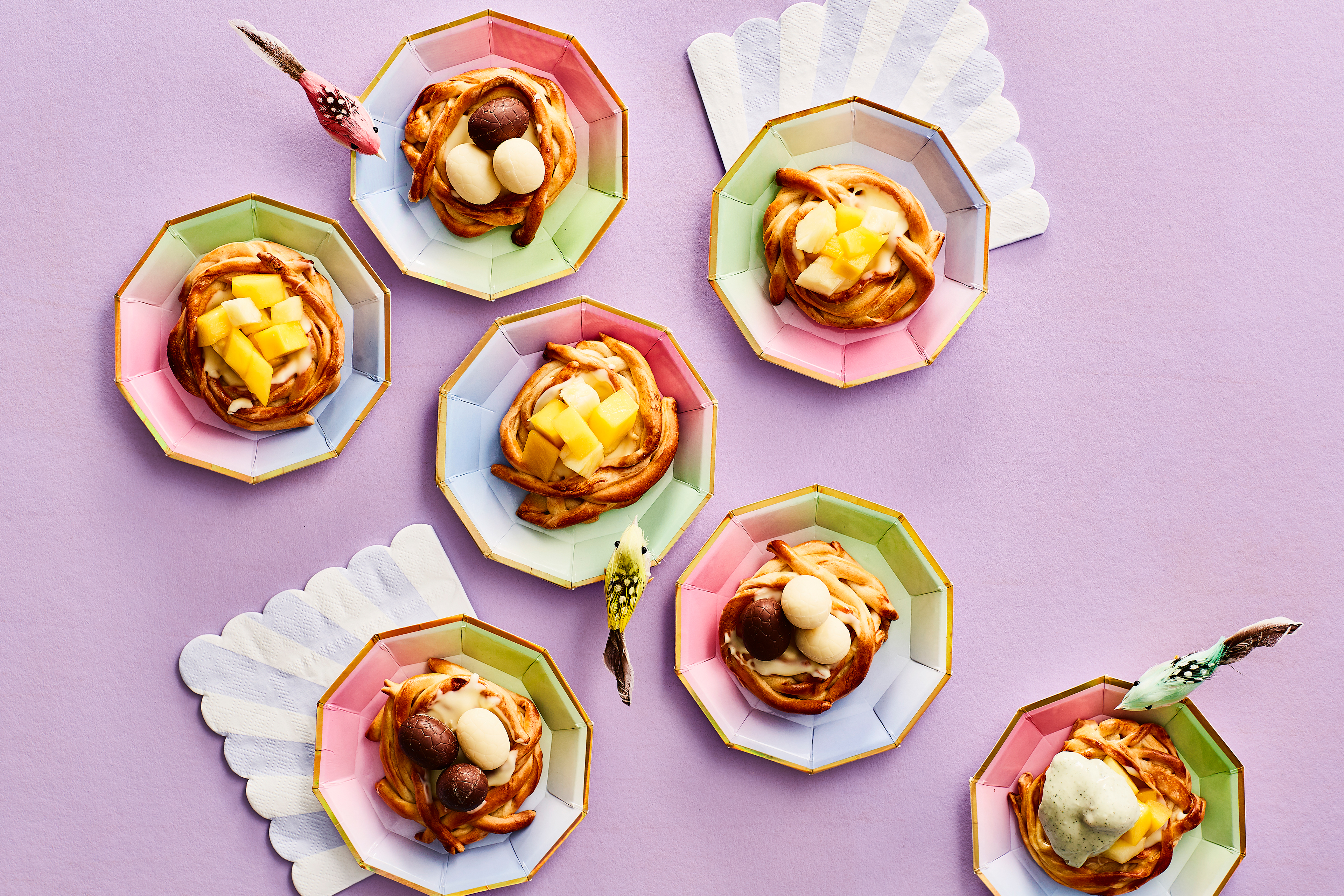 Paasnestjes met geel fruit en muntroom