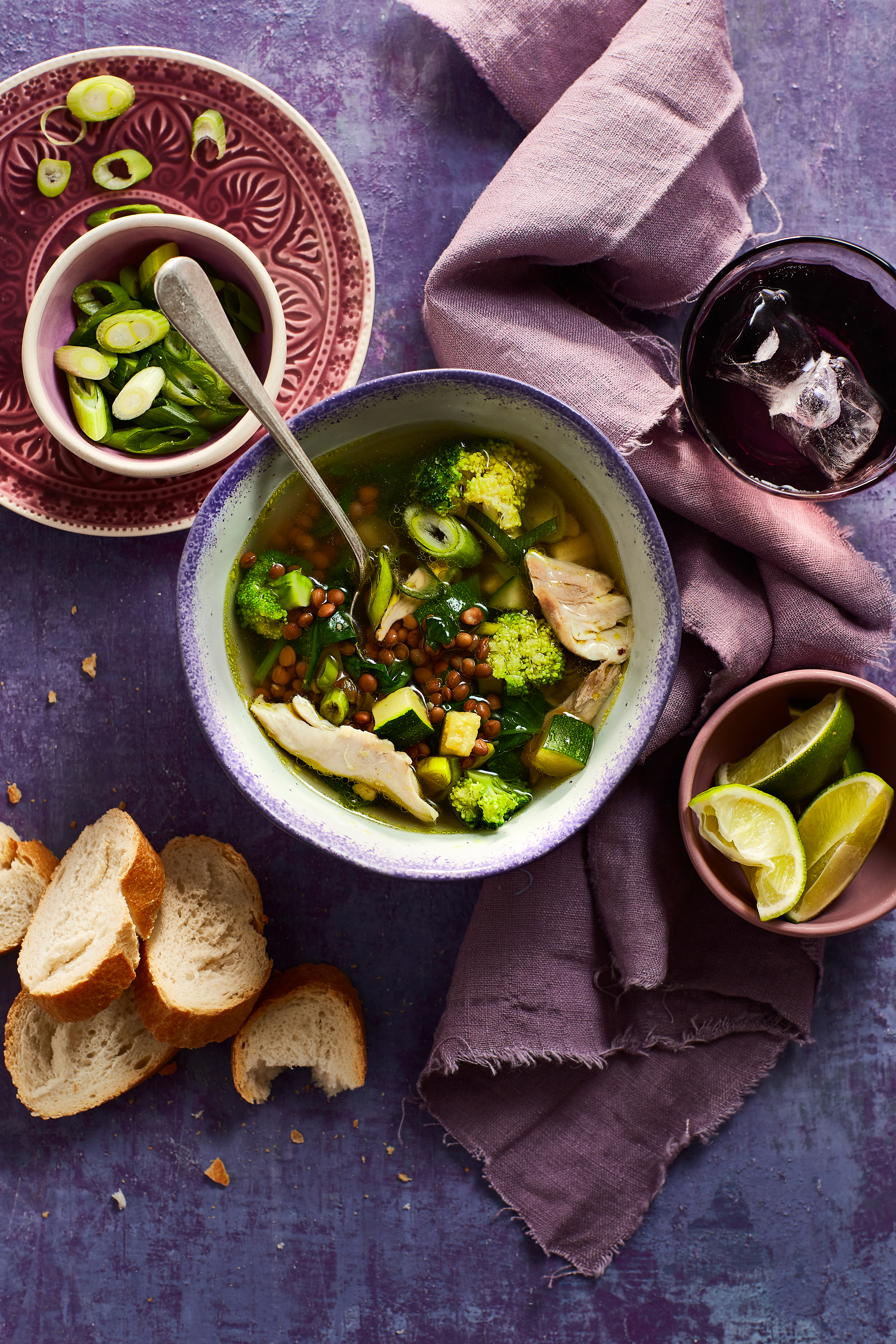 Heldere linzensoep met groene groenten en kip