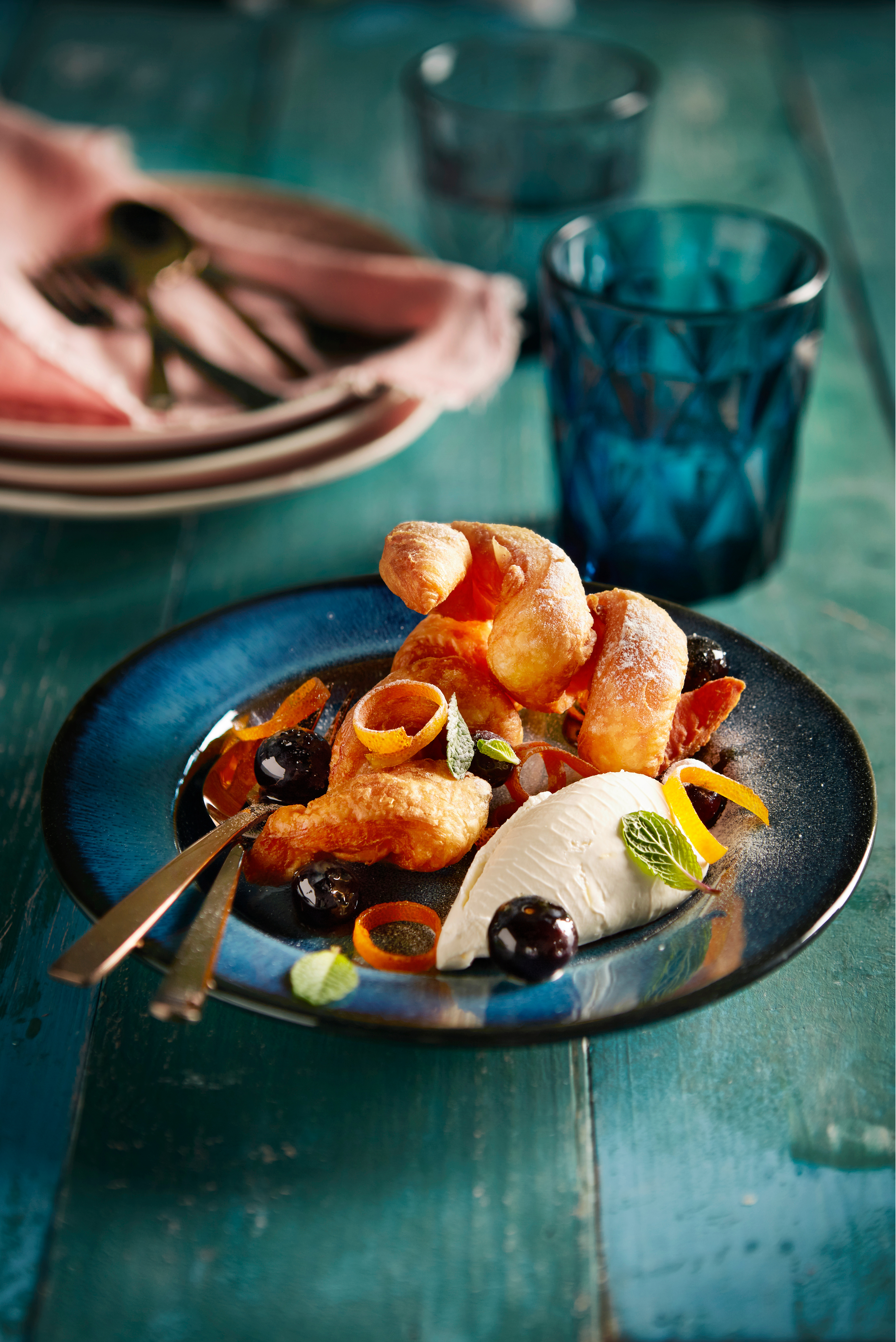 Gefrituurd croissantdeeg met blauwe bessen